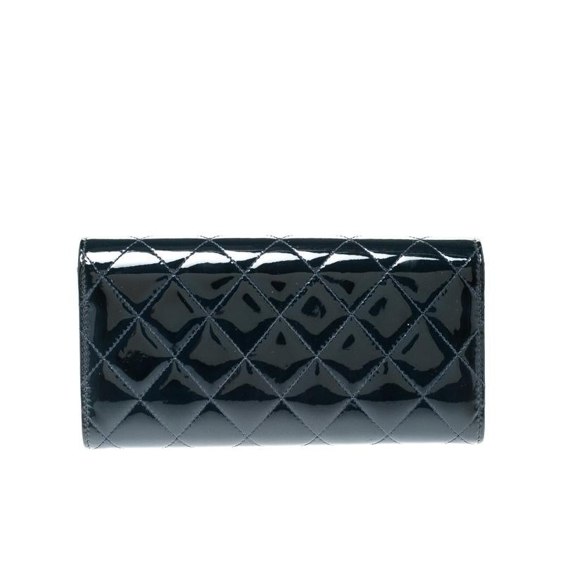 Simple and sophisticated, this Chanel wallet will be an amazing addition to your collection! It is crafted from leather and features the signature quilt pattern on the exterior. It flaunts the iconic CC logo in silver-tone on the front flap and