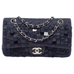 Chanel - Sac classique à double rabat moyen en satin matelassé bleu marine