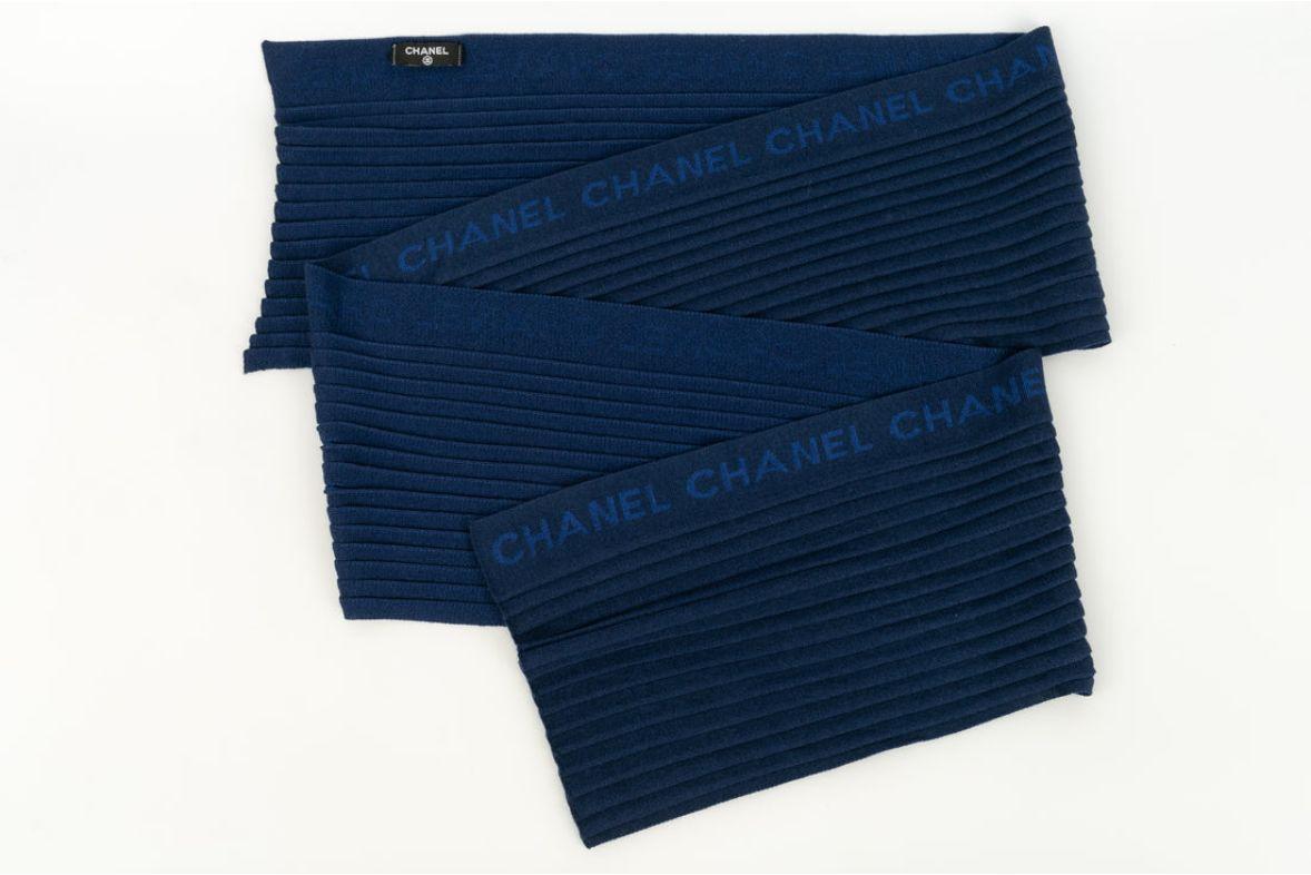 Chanel - Navy blue scarf. The composition label has been removed.
 
 
 Additional information:
Dimensions: Length: 206 cm
Condition: Very good condition
Seller Ref number: ACC98