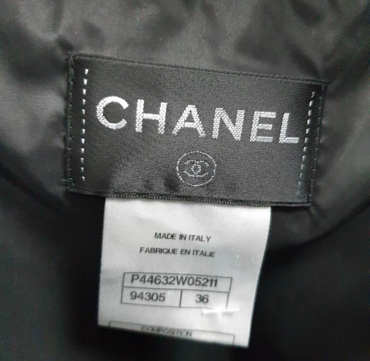 
Chanel - Gilet court bleu marine
Poches latérales, fermeture zippée avec le logo de la marque. Un col montant.
Sz.36
Excellent état.