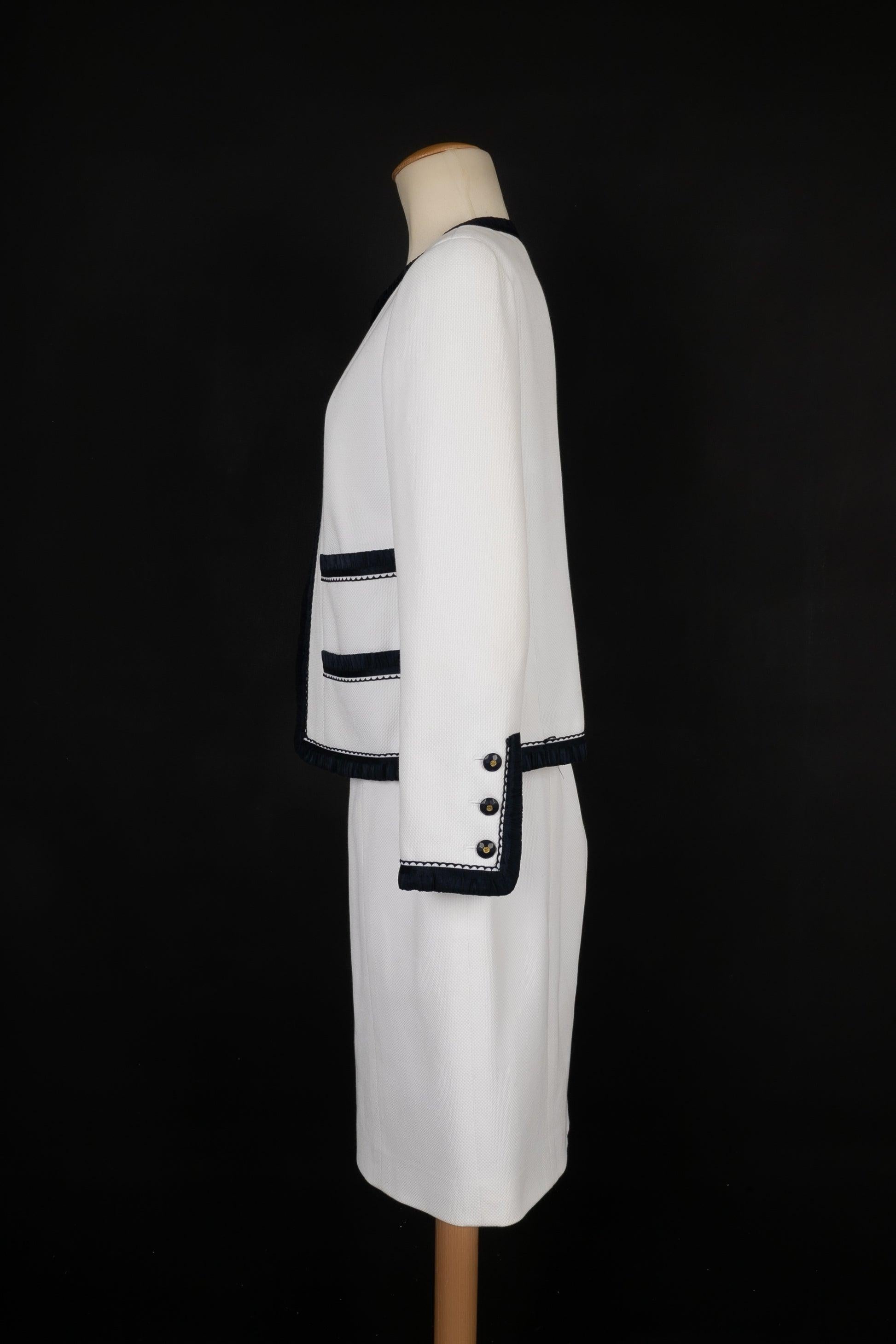 Chanel - Ensemble en soie bleu marine bordé de coton blanc et composé d'une veste et d'une jupe. Doublure en soie. Taille 42FR indiquée. Collectional 1994.

Informations complémentaires :
Condit : Très bon état.
Dimensions : Veste : Largeur des