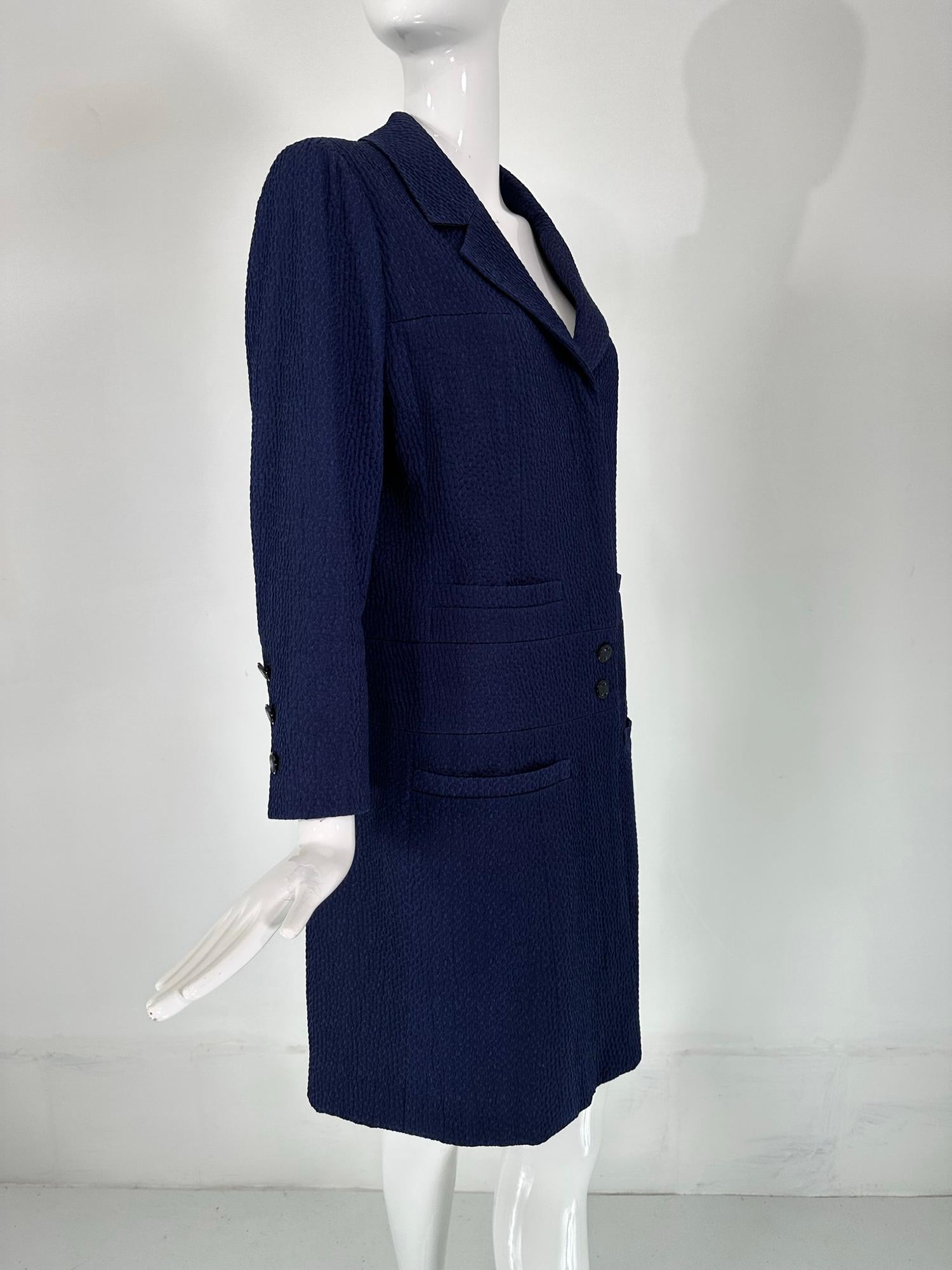 Chanel - Manteau croisé en coton cloque à 4 poches, bleu marine  en vente 5