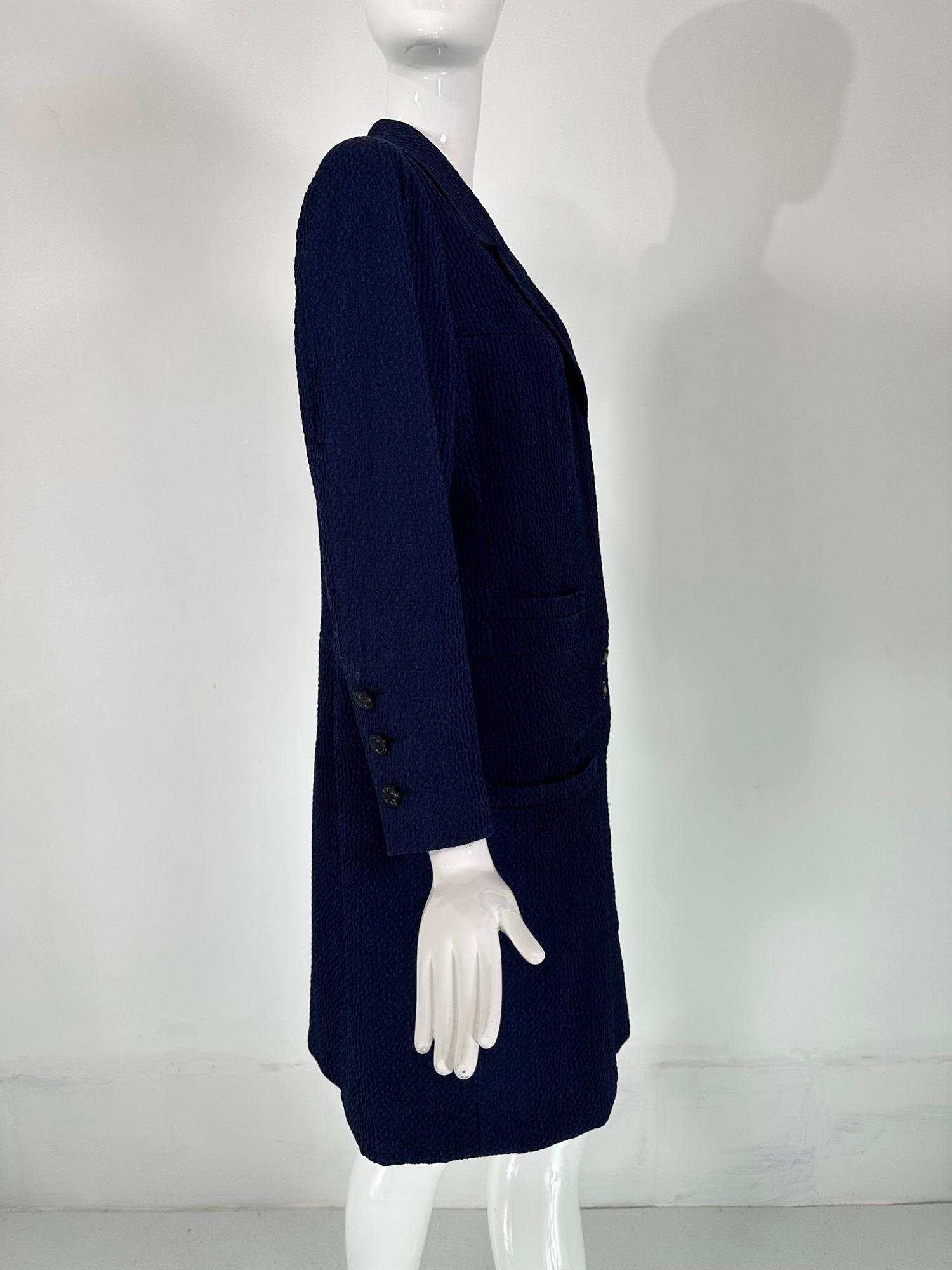 Chanel - Manteau croisé en coton cloque à 4 poches, bleu marine  en vente 6