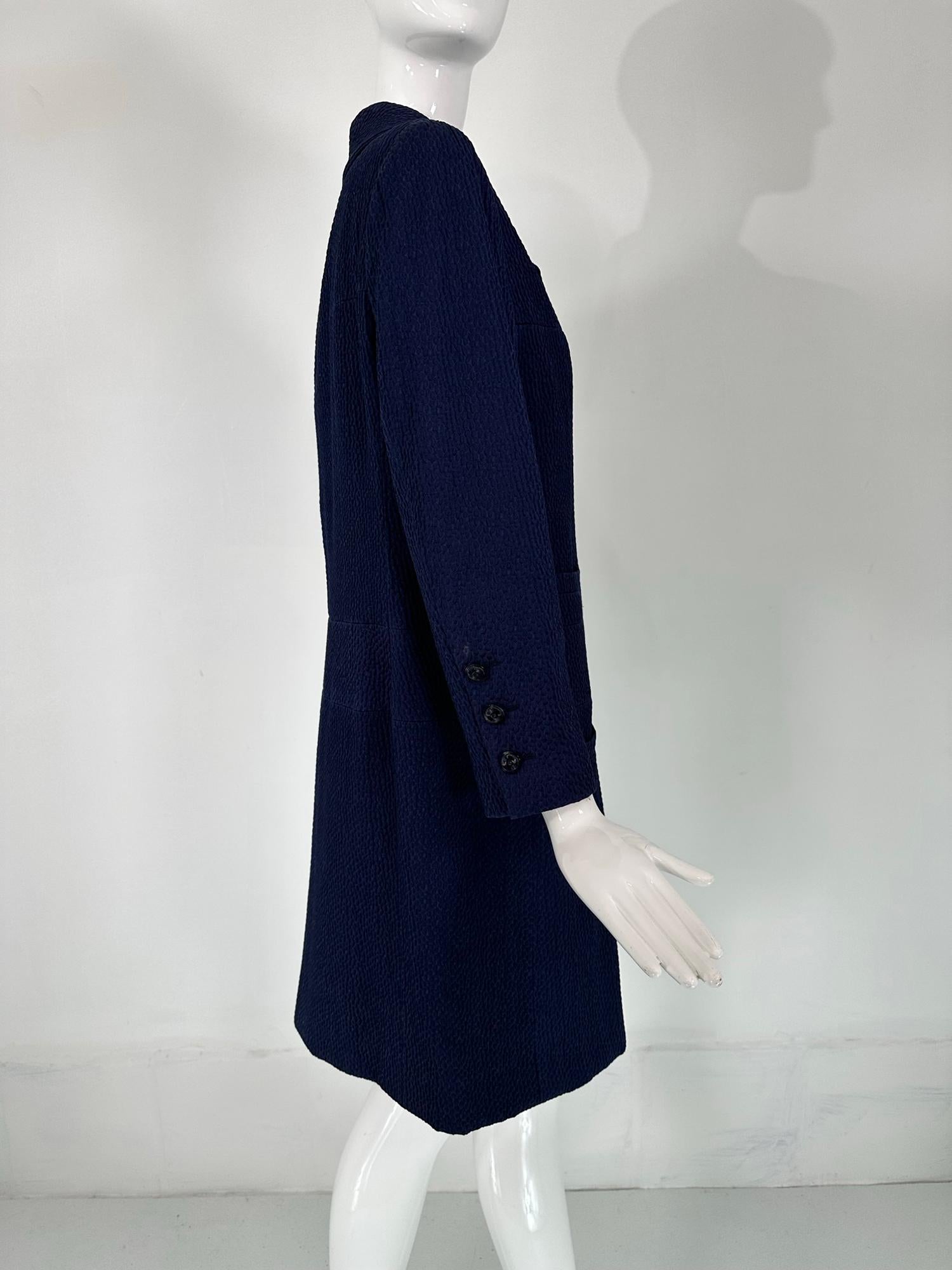 Chanel - Manteau croisé en coton cloque à 4 poches, bleu marine  en vente 7