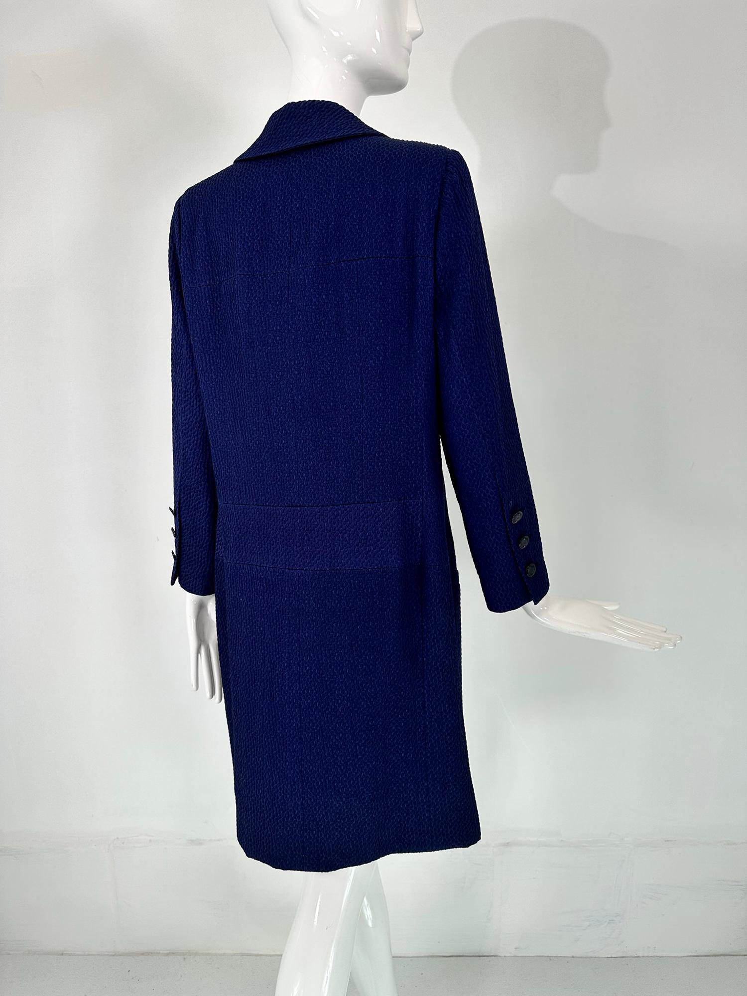 Chanel - Manteau croisé en coton cloque à 4 poches, bleu marine  en vente 9