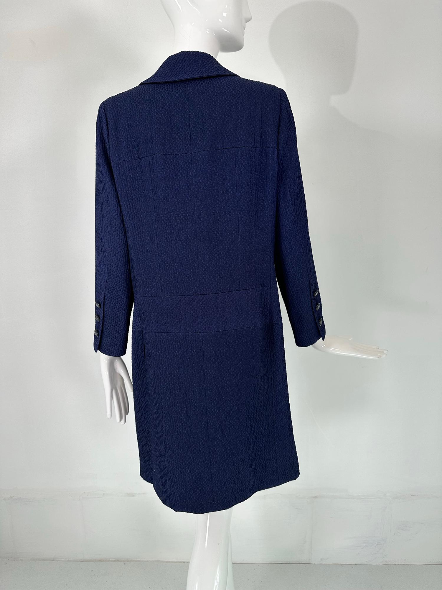 Chanel - Manteau croisé en coton cloque à 4 poches, bleu marine  en vente 10