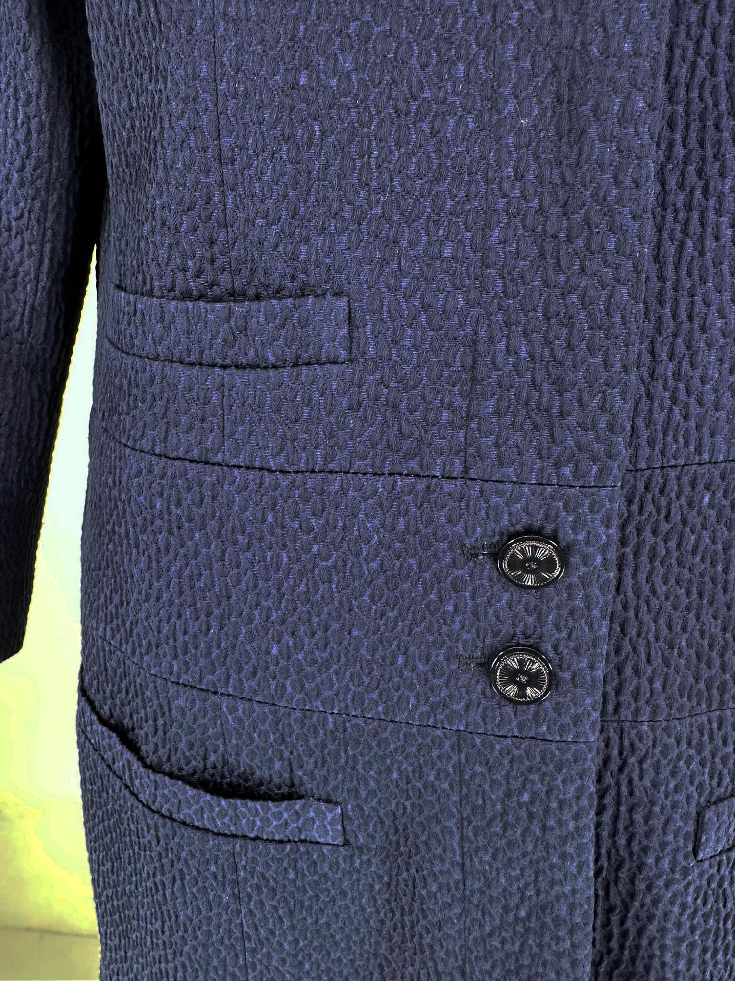 Chanel - Manteau croisé en coton cloque à 4 poches, bleu marine  en vente 12