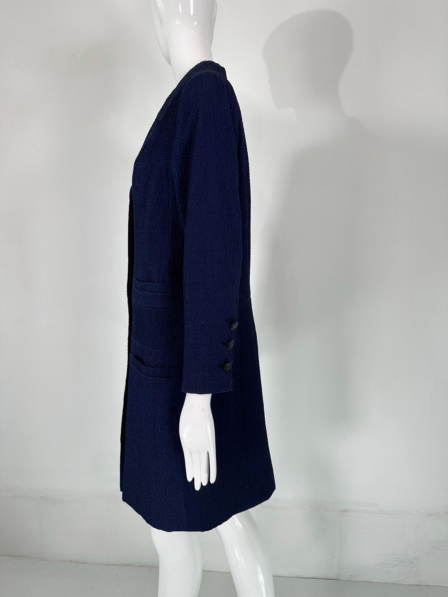 Chanel - Manteau croisé en coton cloque à 4 poches, bleu marine  Pour femmes en vente