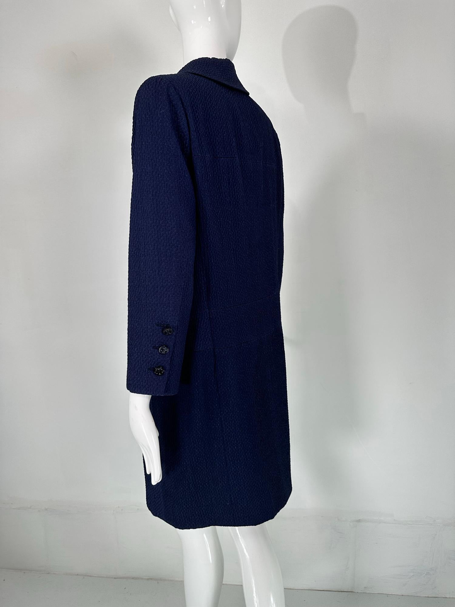 Chanel - Manteau croisé en coton cloque à 4 poches, bleu marine  en vente 1