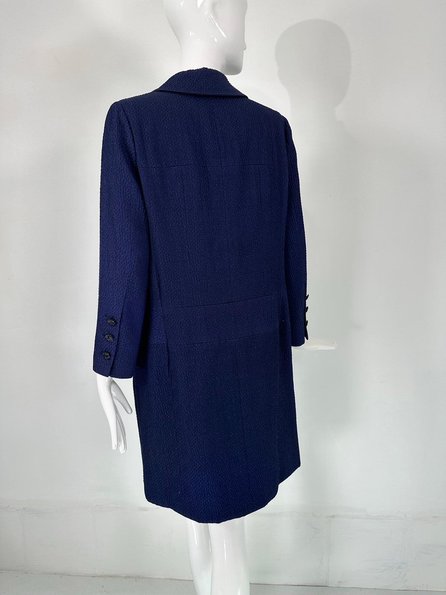 Chanel - Manteau croisé en coton cloque à 4 poches, bleu marine  en vente 2