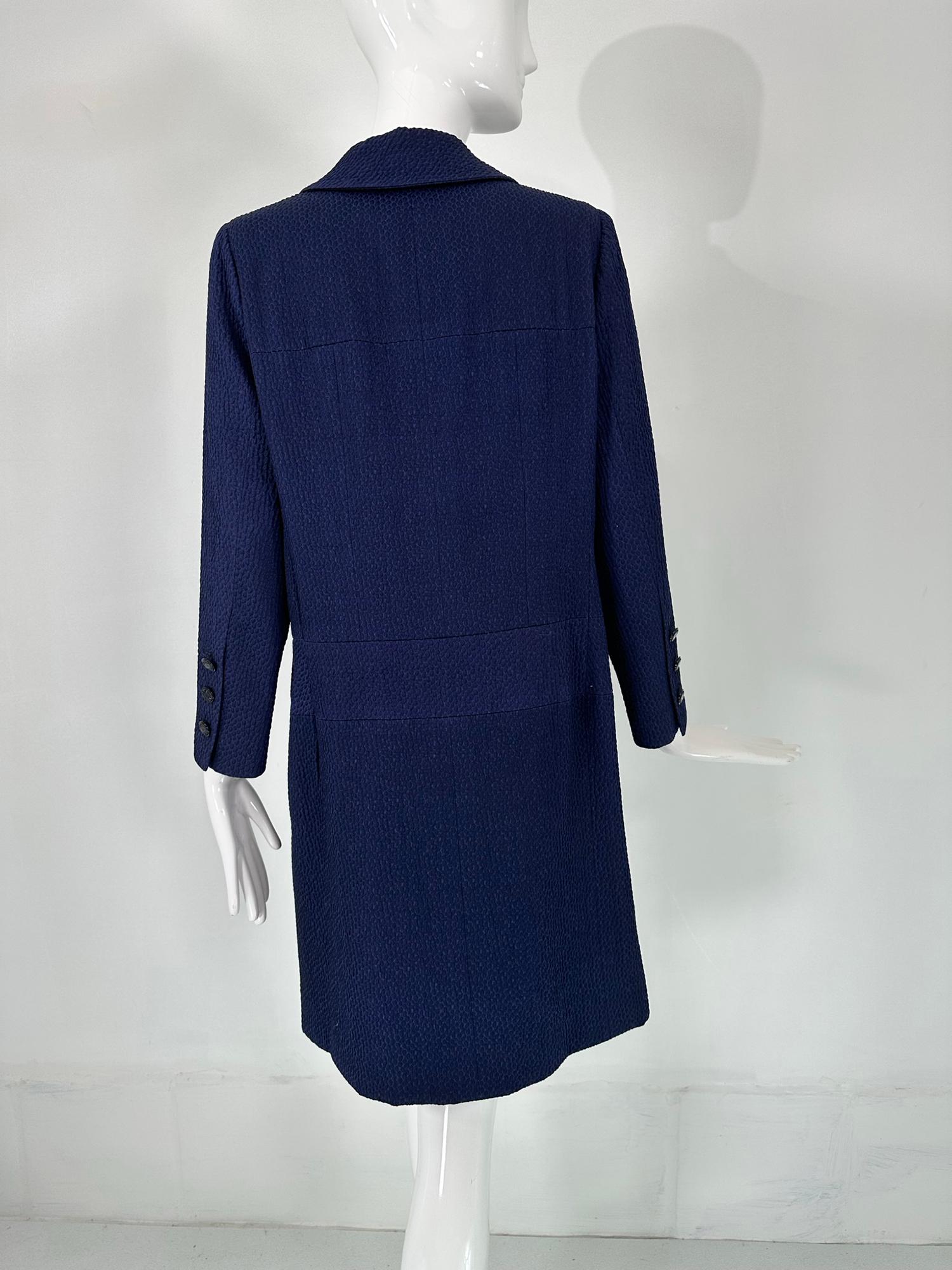 Chanel - Manteau croisé en coton cloque à 4 poches, bleu marine  en vente 3