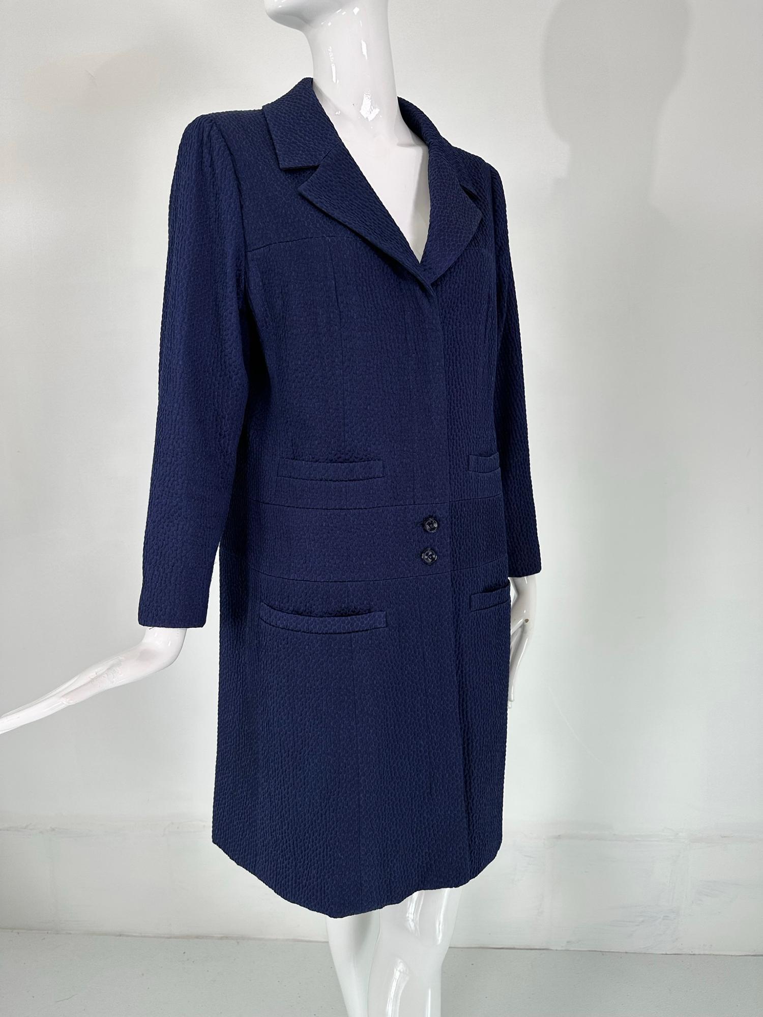 Chanel - Manteau croisé en coton cloque à 4 poches, bleu marine  en vente 4