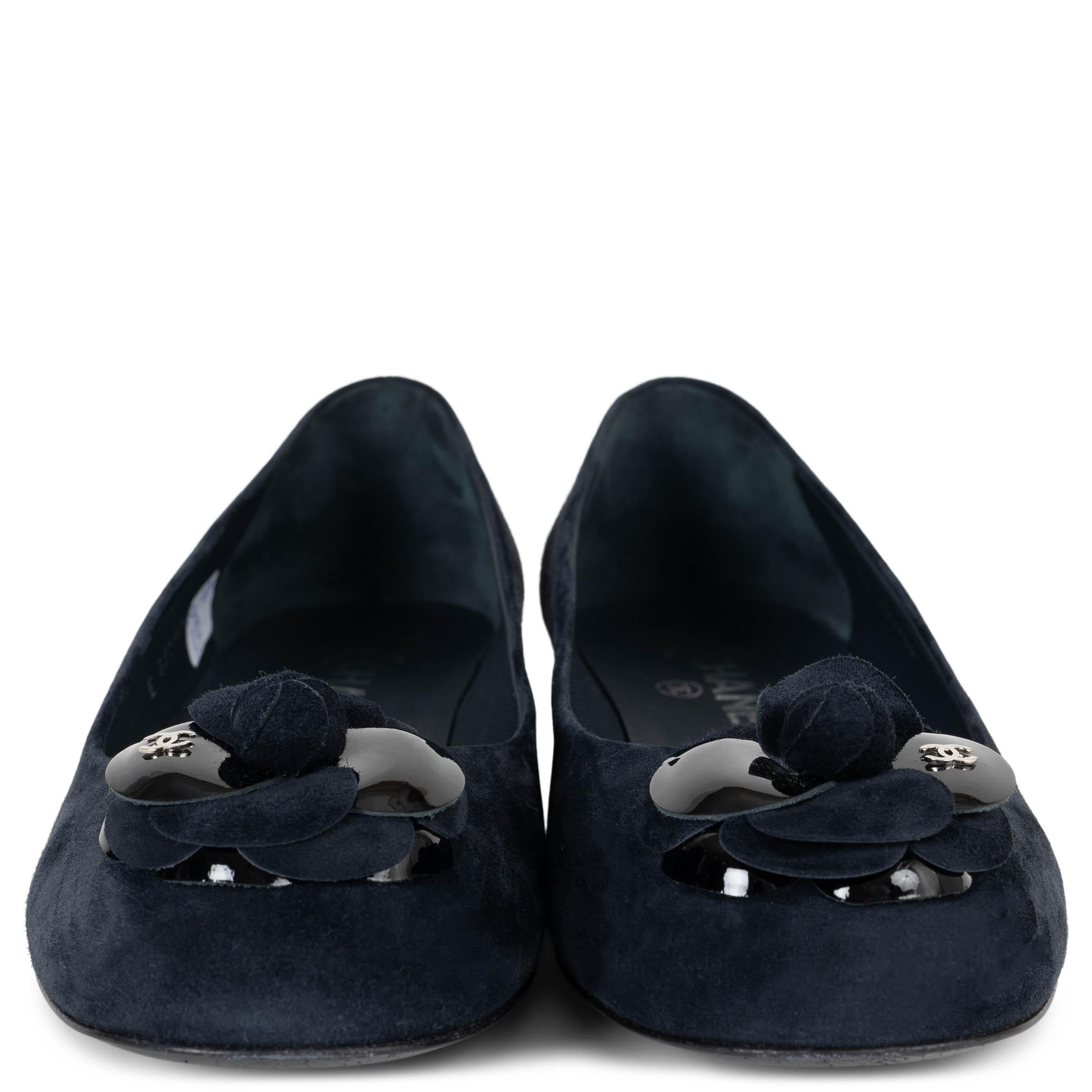 Ces ballerines Camellia 100 % authentiques de Chanel sont confectionnées dans un élégant cuir velours bleu nuit et présentent une fleur de camélia en cuir verni noir ainsi qu'un détail au talon. Reprenant avec raffinement une silhouette classique,