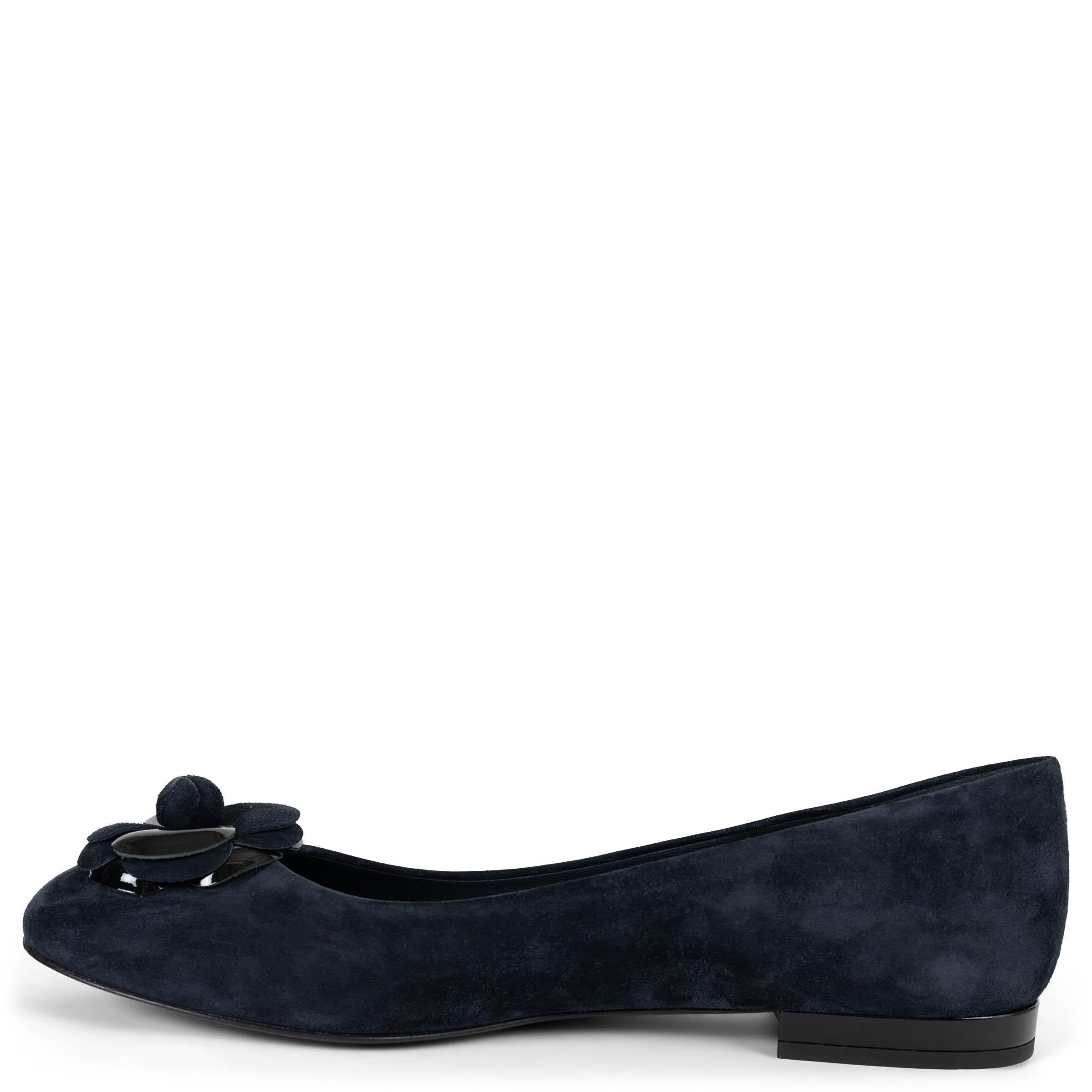 Noir Chaussures de ballet CHANEL 16A ROME CAMELLIA en daim bleu marine 39 en vente