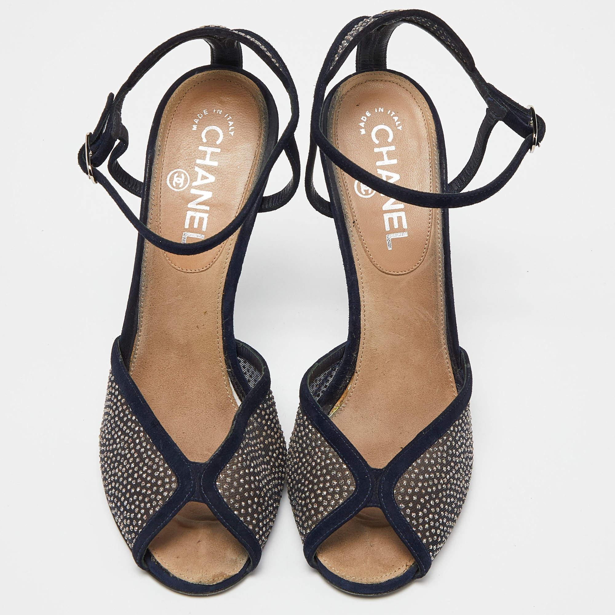 These sandals will offer you both luxury and comfort. Made from quality materials, they come in a versatile shade and are equipped with comfortable insoles.

