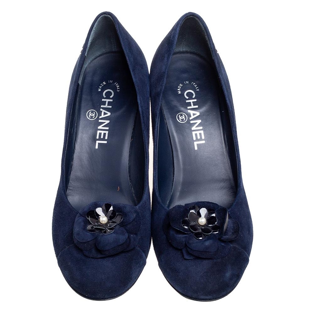 These navy blue pumps from Chanel have been crafted from suede and designed with the signature camellia flower and the iconic CC logo detailing. They are endowed with comfortable insoles and elevated on 8.5 cm heels.

Includes: Info Booklet,