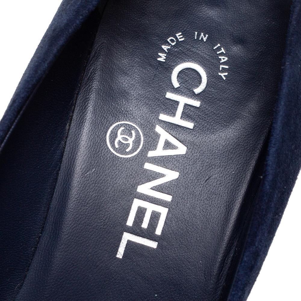 Chanel Navy Blue Suede Camellia Block Heel Pumps Size 38.5 In Good Condition In Dubai, Al Qouz 2