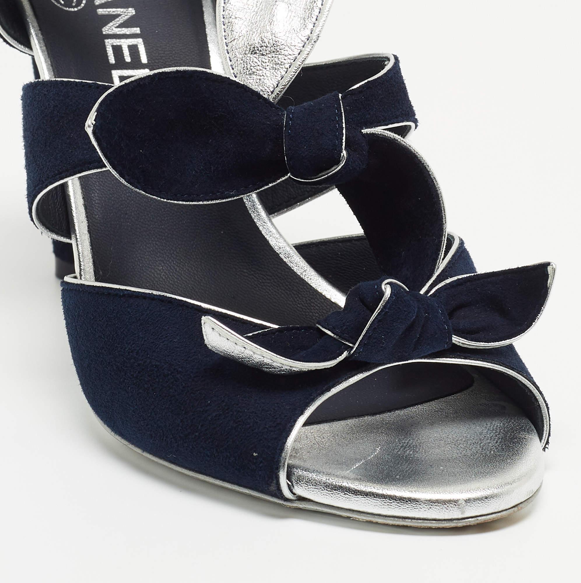 Ces sandales encadreront vos pieds de manière élégante. Fabriquées à partir de matériaux de qualité, elles présentent un design élégant et des semelles intérieures confortables.

Comprend : Sac à poussière original