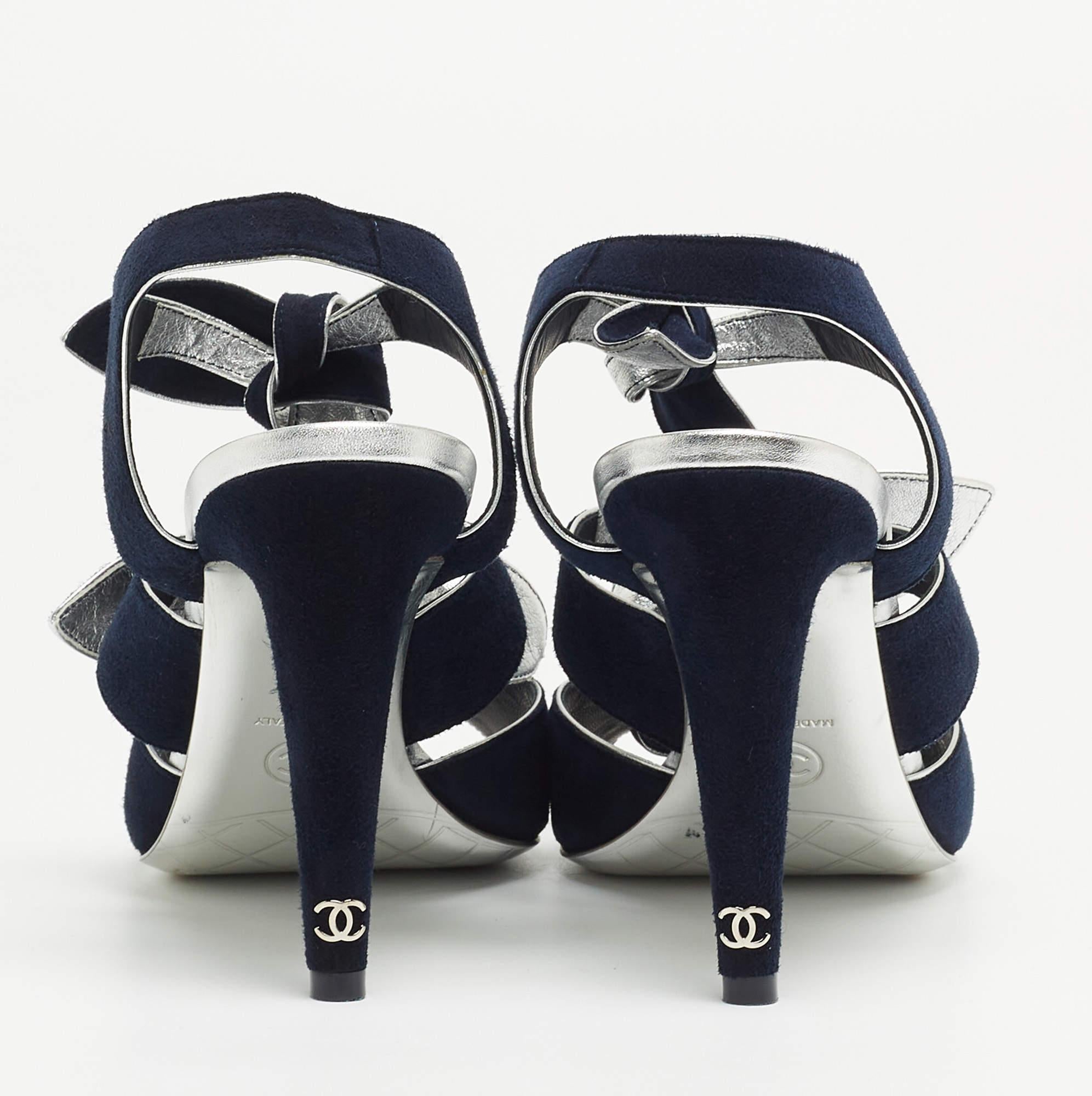 Chanel Sandales en daim bleu marine avec nœud papillon à la cheville Taille 39 en vente 2