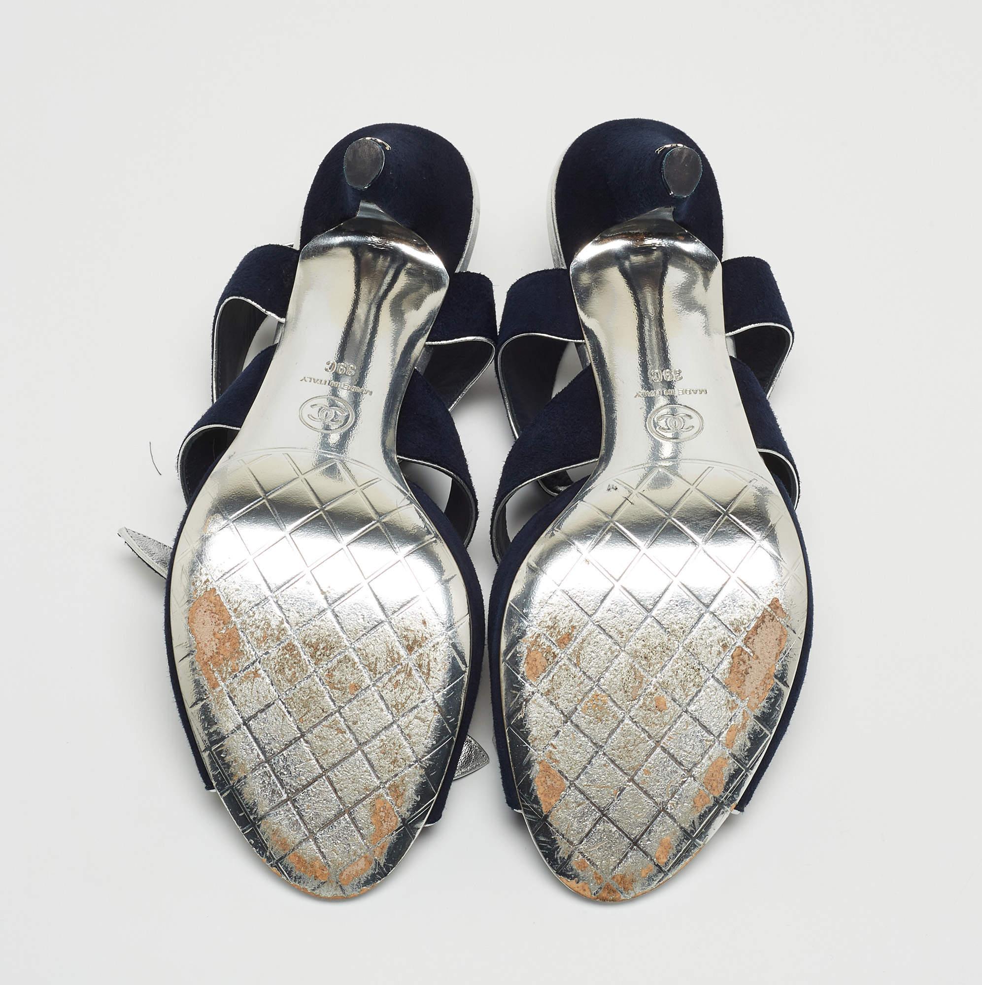 Chanel Marineblaue Sandalen aus Wildleder mit geknoteter Schleife und Knöchelriemen Größe 39 3