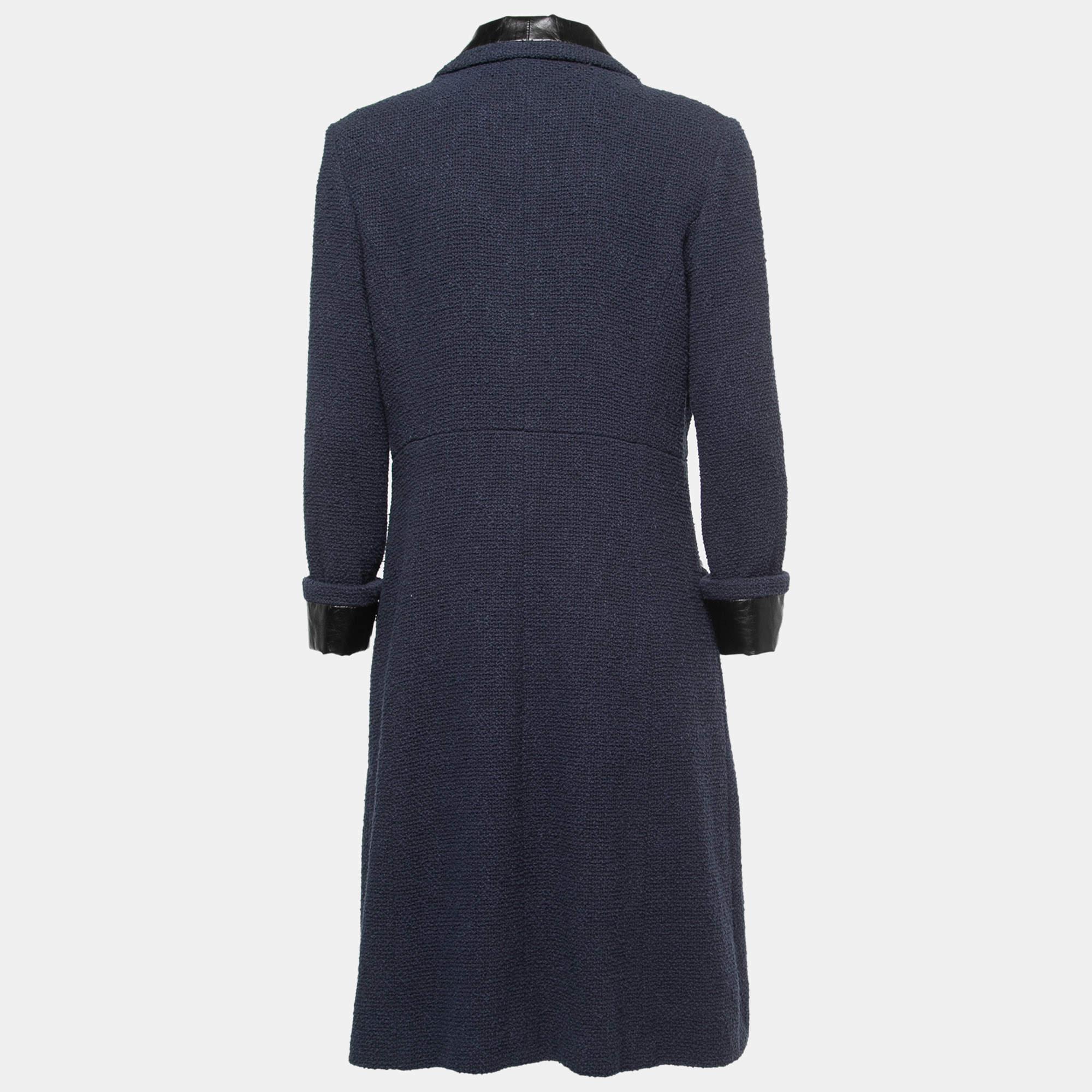 The Chanel coat exudes timeless elegance. Crafted from rich navy terry fabric, it features exquisite calfskin trimmings, adding a touch of luxury. With a mid-length silhouette, it combines comfort and sophistication, making it a versatile and