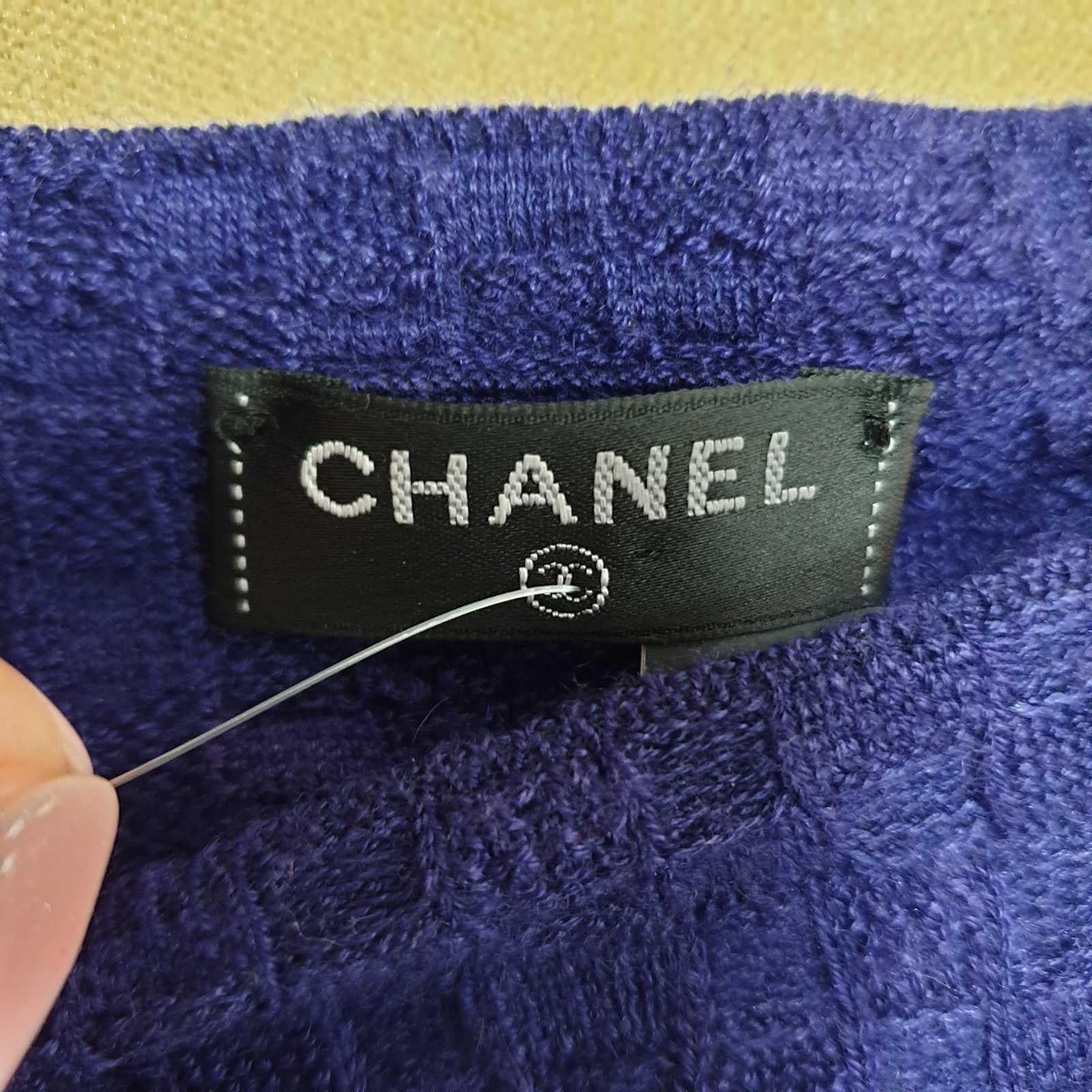 Chanel Marineblaues Oberteil mit goldenen Schultern und Knöpfen (Violett) im Angebot