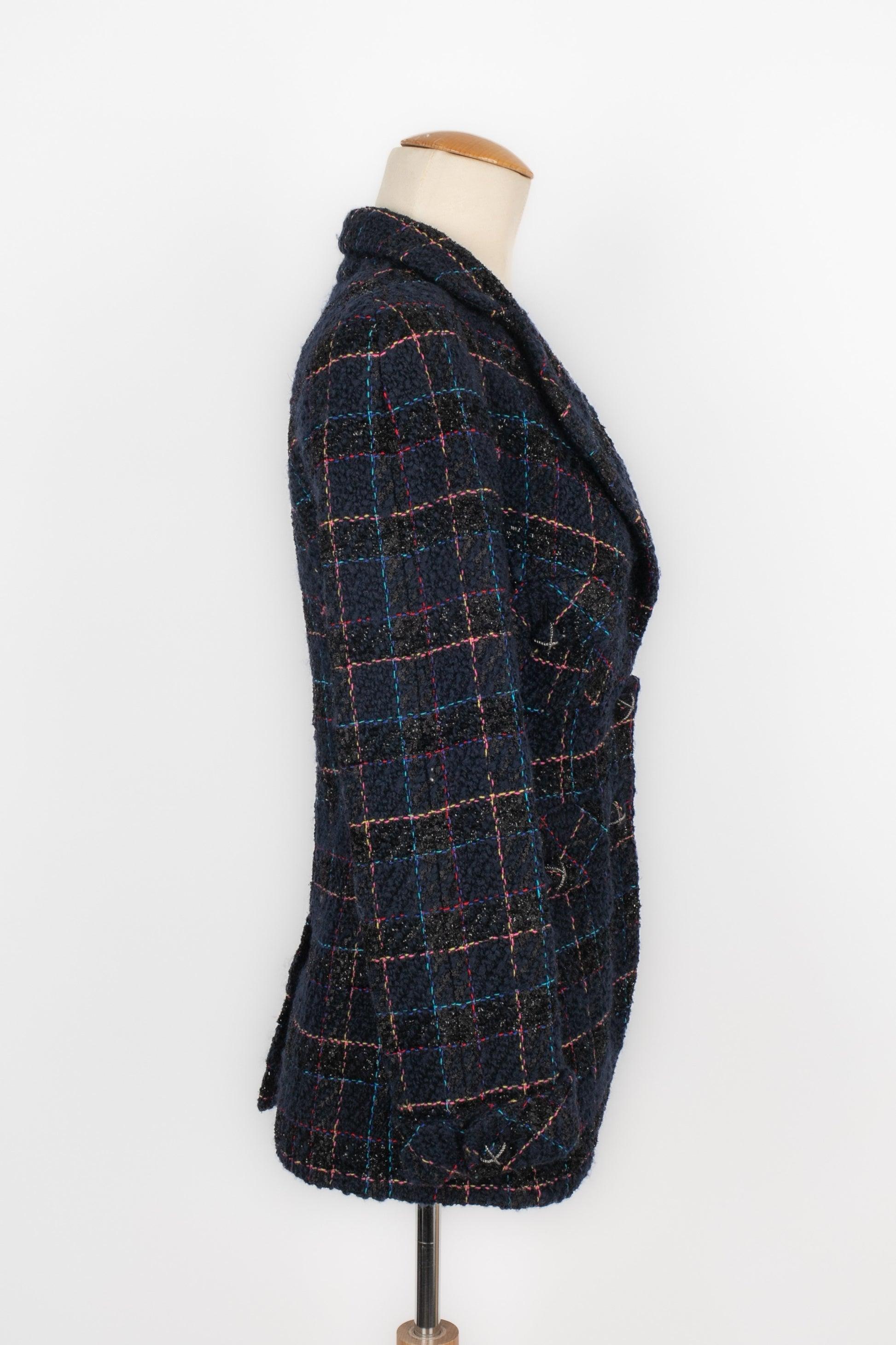 Chanel - Marineblaue Tweedjacke mit gelben, roten, blauen und rosafarbenen Akzenten. Keine Größenangabe, es passt eine 36FR. 2007 circa Collection.

Zusätzliche Informationen:
Zustand: Sehr guter Zustand
Abmessungen: Schulterbreite: 40 cm -