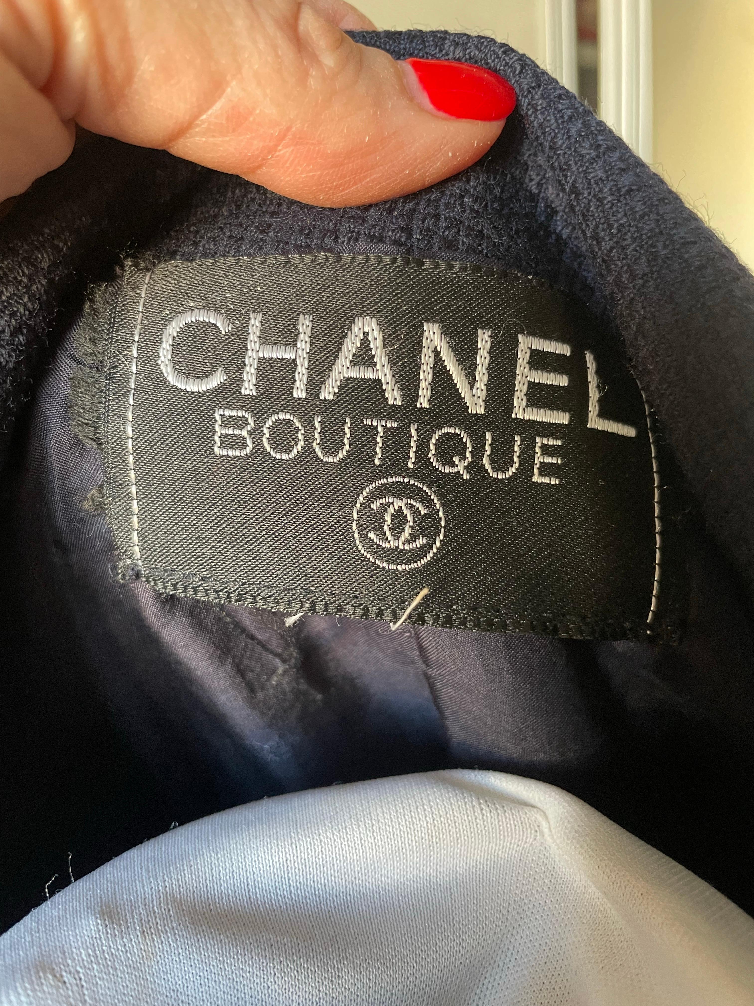 CHANEL Chaqueta de traje de tweed azul marino y falda vintage. Negro en venta