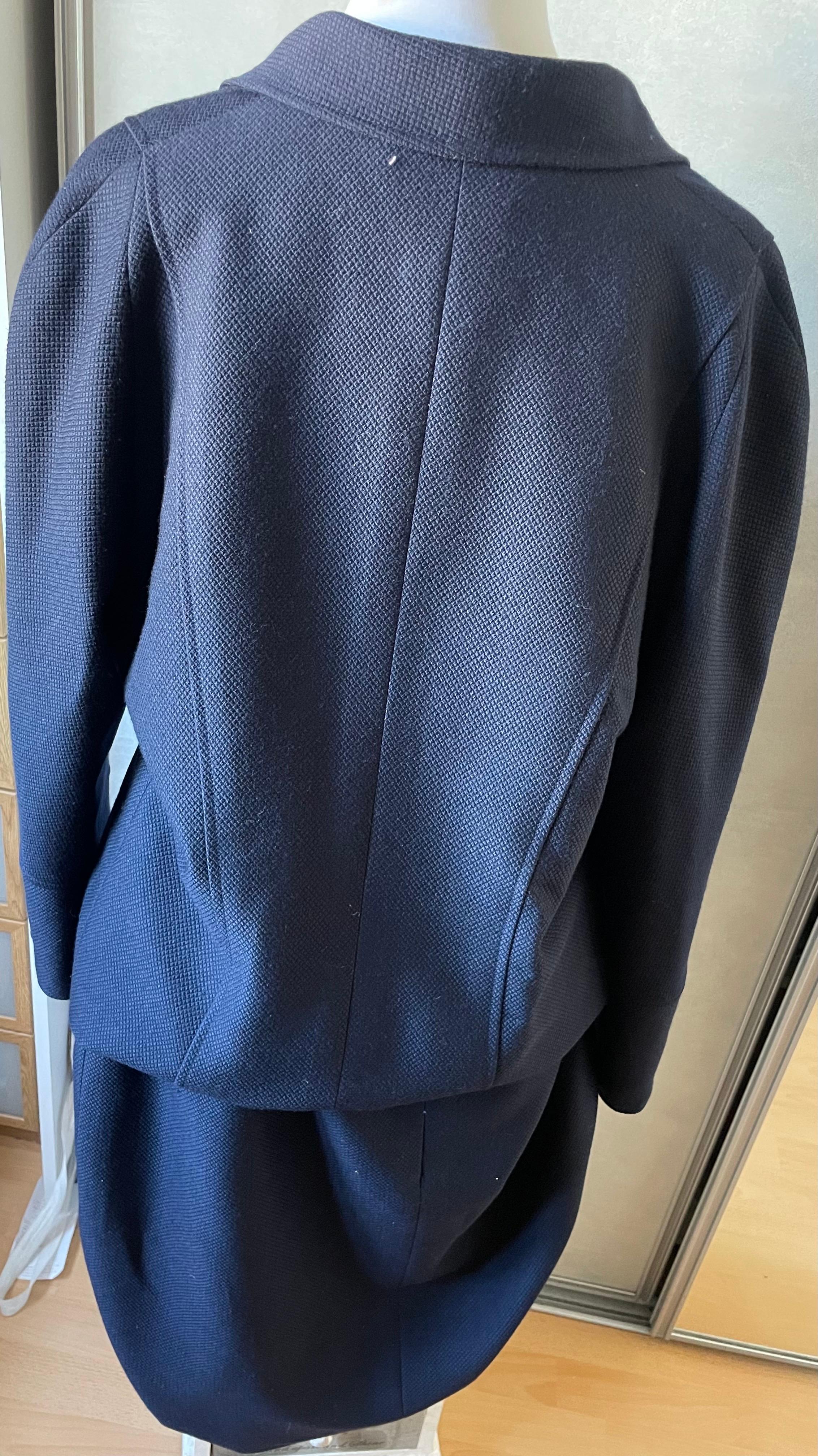 CHANEL Chaqueta de traje de tweed azul marino y falda vintage. en venta 1