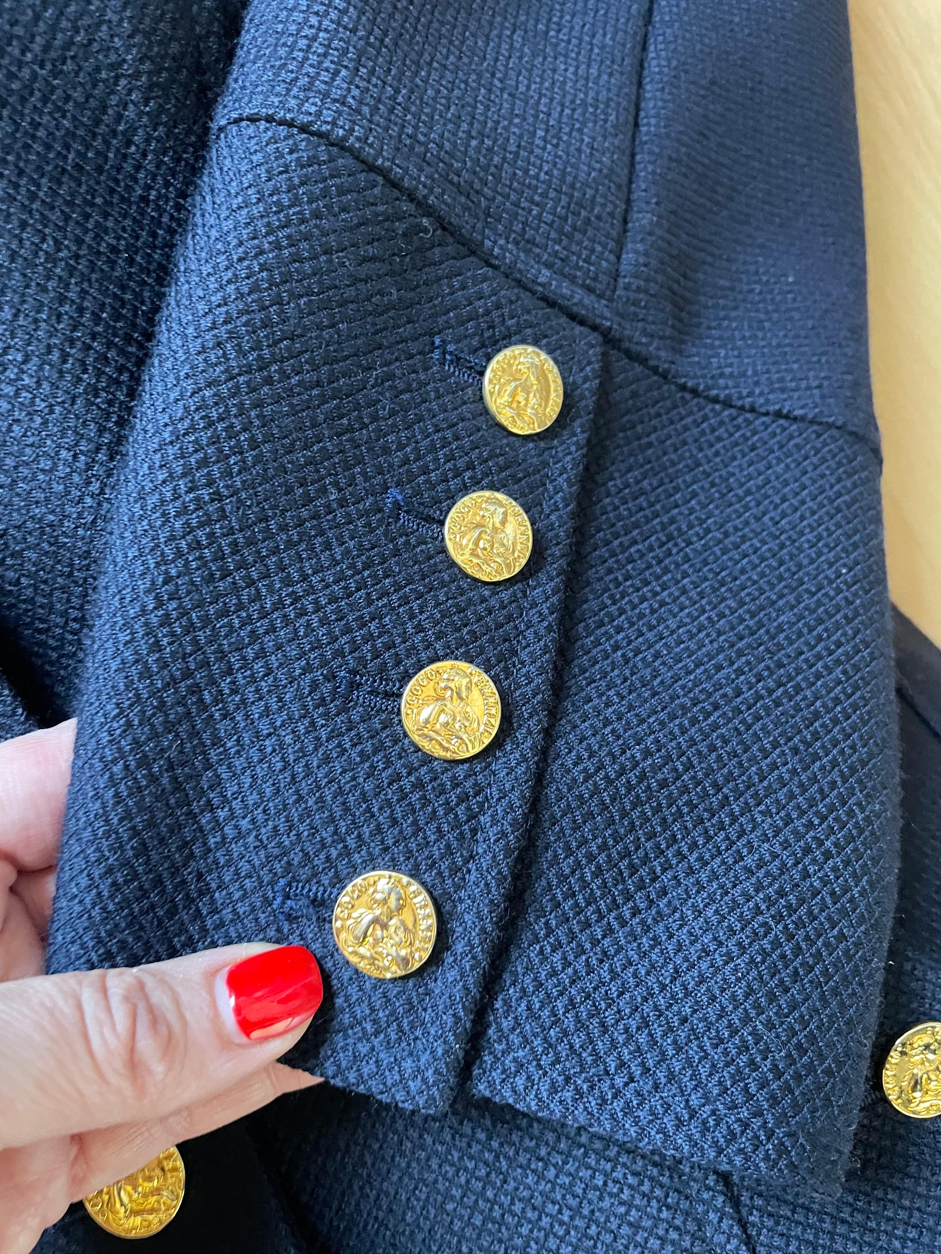 CHANEL Chaqueta de traje de tweed azul marino y falda vintage. en venta 2
