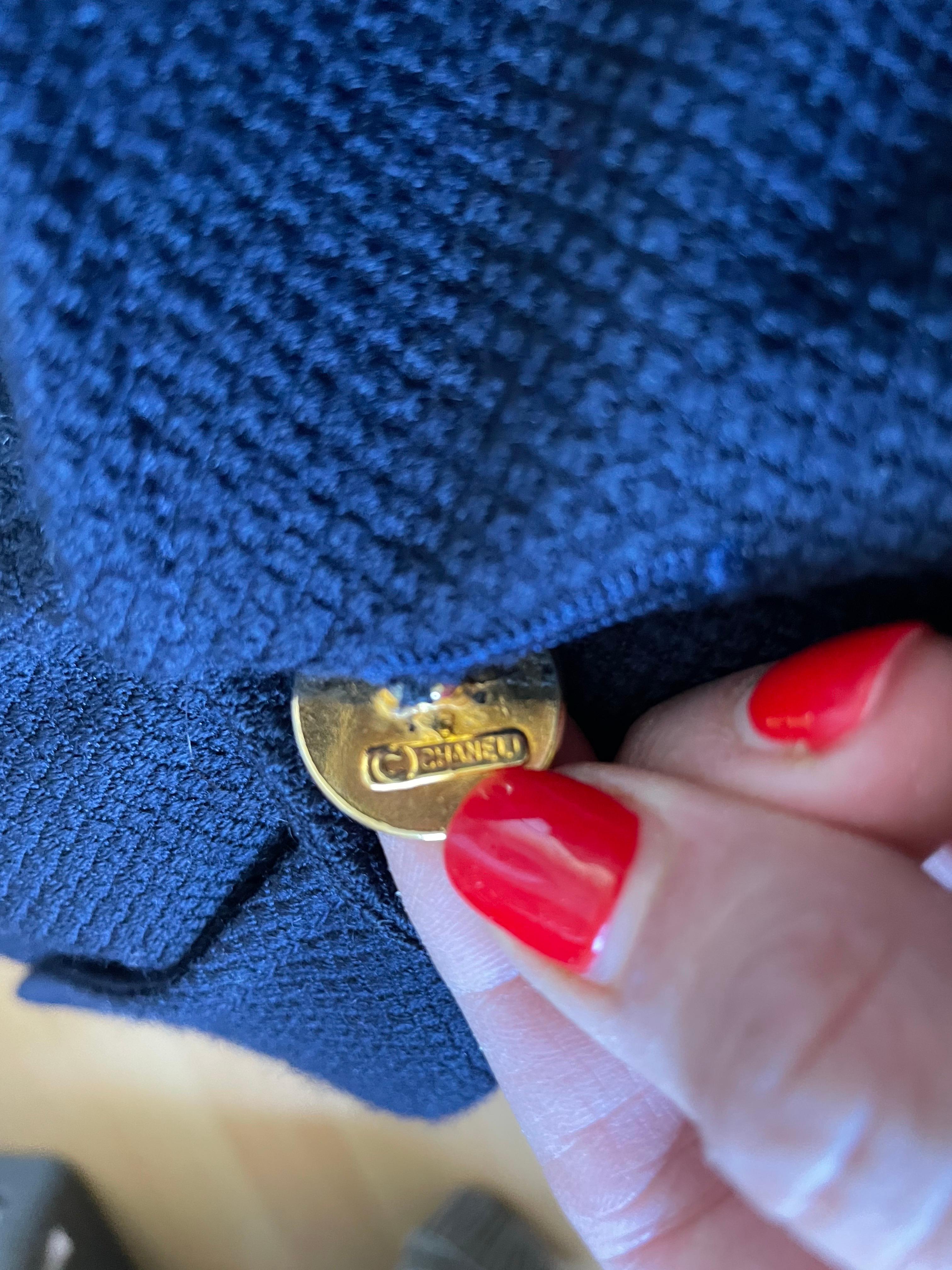 CHANEL Chaqueta de traje de tweed azul marino y falda vintage. en venta 3