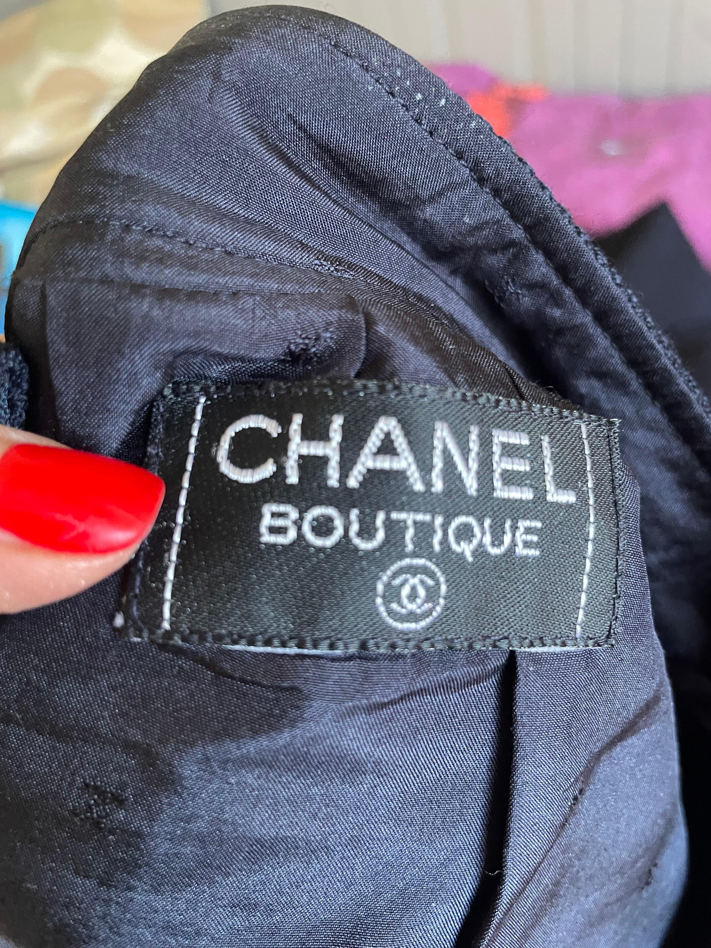 CHANEL Chaqueta de traje de tweed azul marino y falda vintage. en venta 4