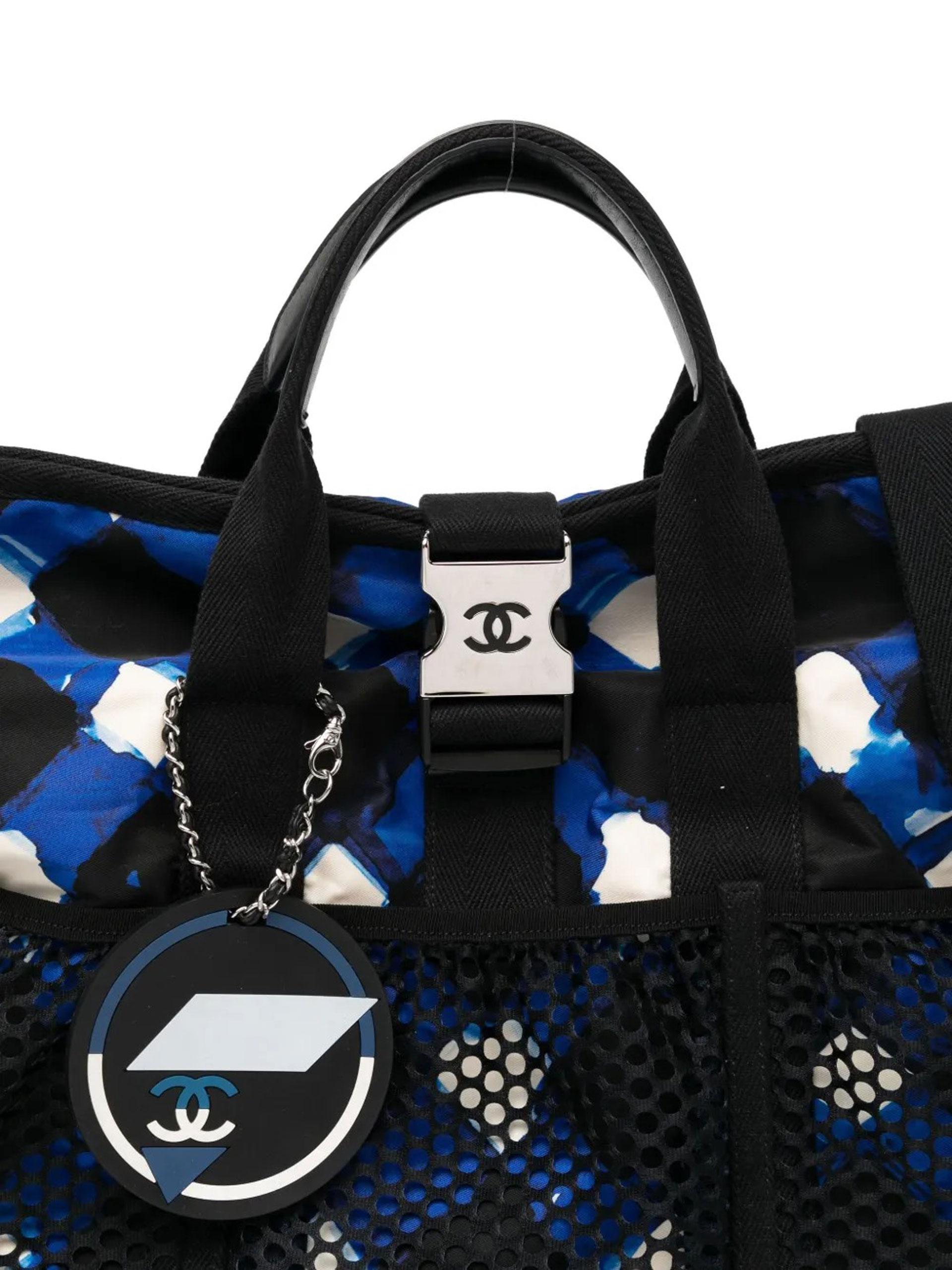 Chanel Navy Blue Two Way Airline Black White Travel Tote im Zustand „Gut“ im Angebot in Miami, FL