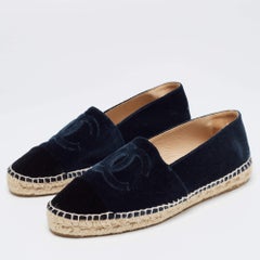 Chanel - Ballerines à bout ouvert CC en velours bleu marine, taille 40