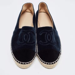 Chanel - Ballerines à bout ouvert CC en velours bleu marine, taille 40