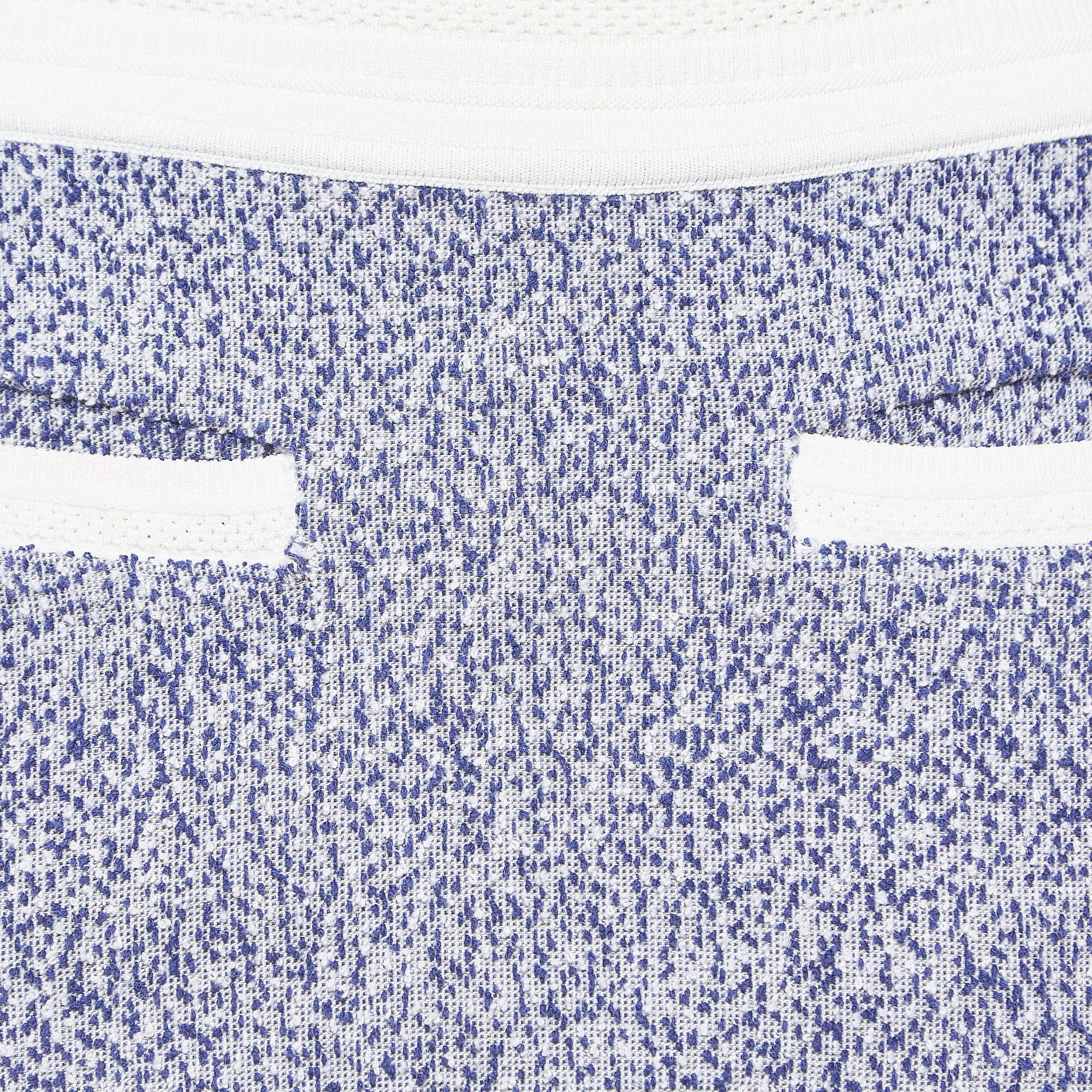 Mini-jupe Chanel bleu marine/blanc brodée de logos en tweed S Bon état - En vente à Dubai, Al Qouz 2
