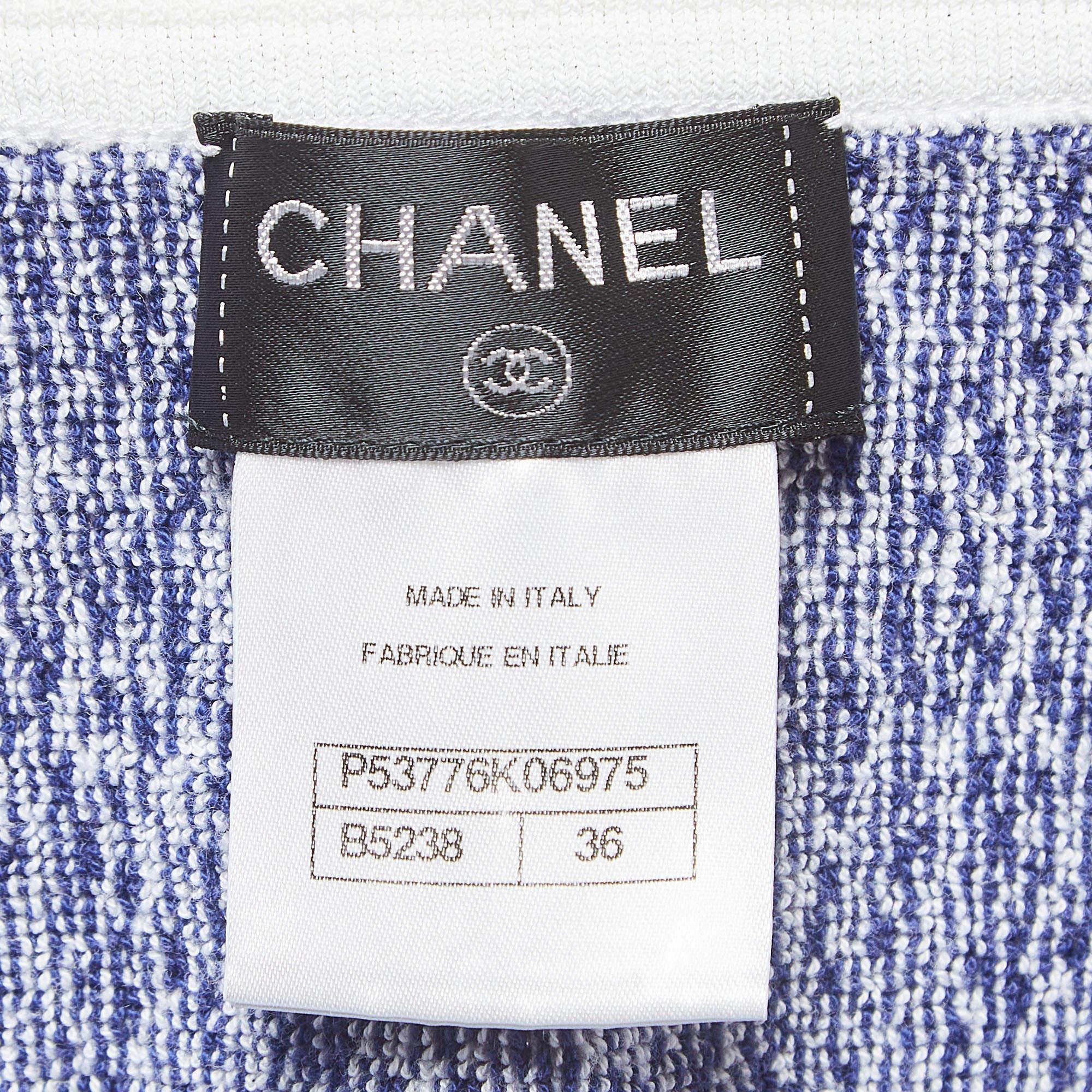 Mini-jupe Chanel bleu marine/blanc brodée de logos en tweed S en vente 1