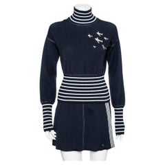 Chanel Marineblau & Weiß gestreiftes Strickflugzeug-Set mit Pullover & Rock S