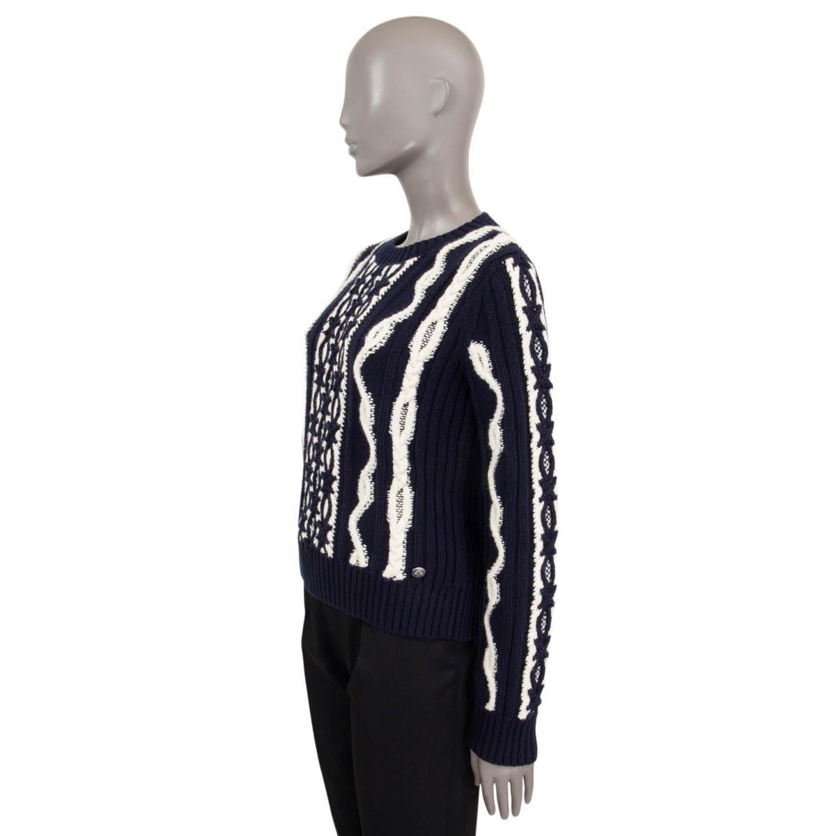 CHANEL bleu marine et blanc, laine mélangée 2018 18A HAMBURG CHUNKY KNIT Sweater 40 M Pour femmes en vente