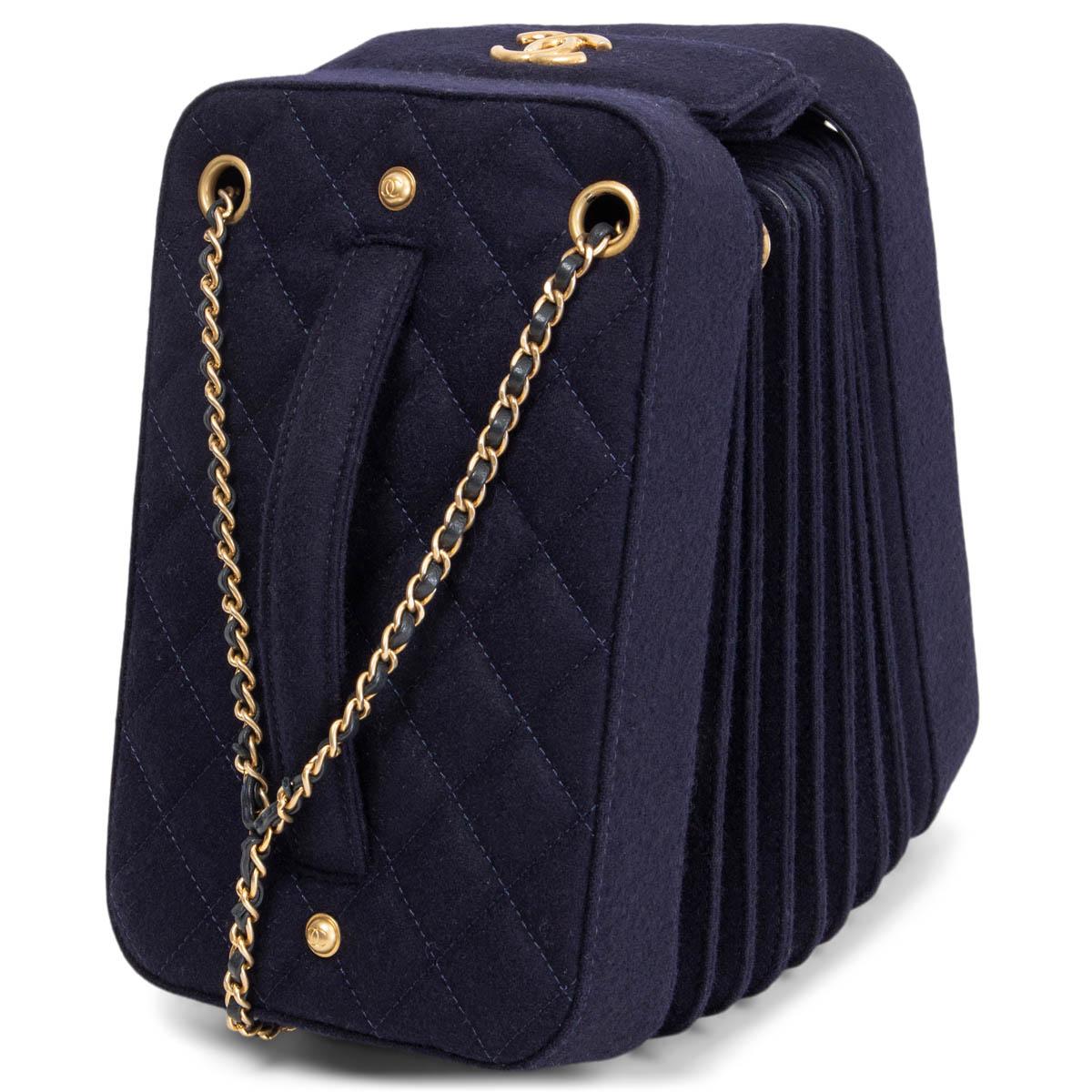 100% authentic Chanel Accordion crossbody Bag in navy blue wool featuring gold-tone hardware. Part of the Metiers d'Art 2018 Paris-Hambourg runway collection. Open with a magnetic CC button on top and is lined in midnight blue lambskin. Has been