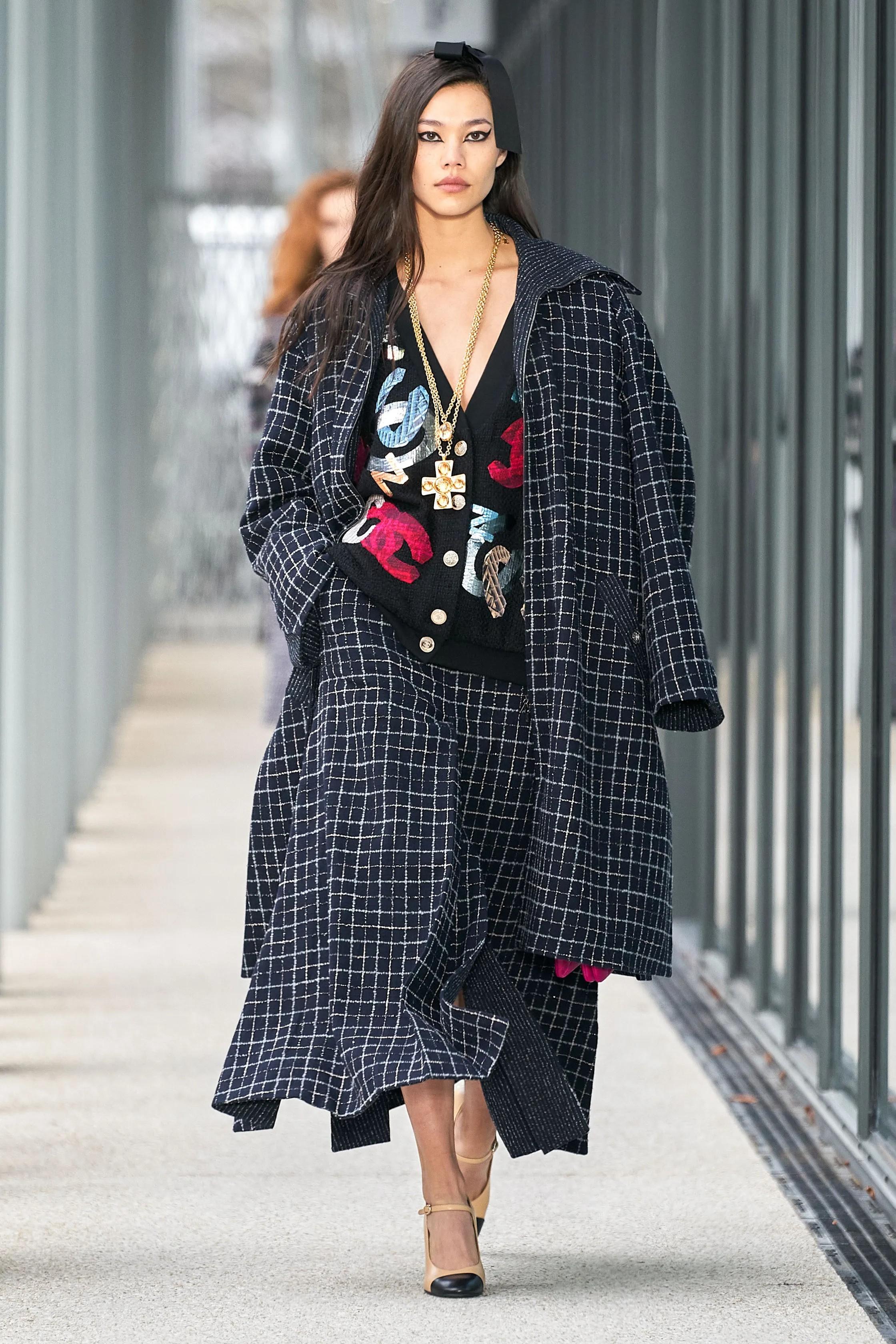 CHANEL navy blue wool 22A FLORENCE OVERSIZED TWEED Coat Jacket 40 M For Sale 5