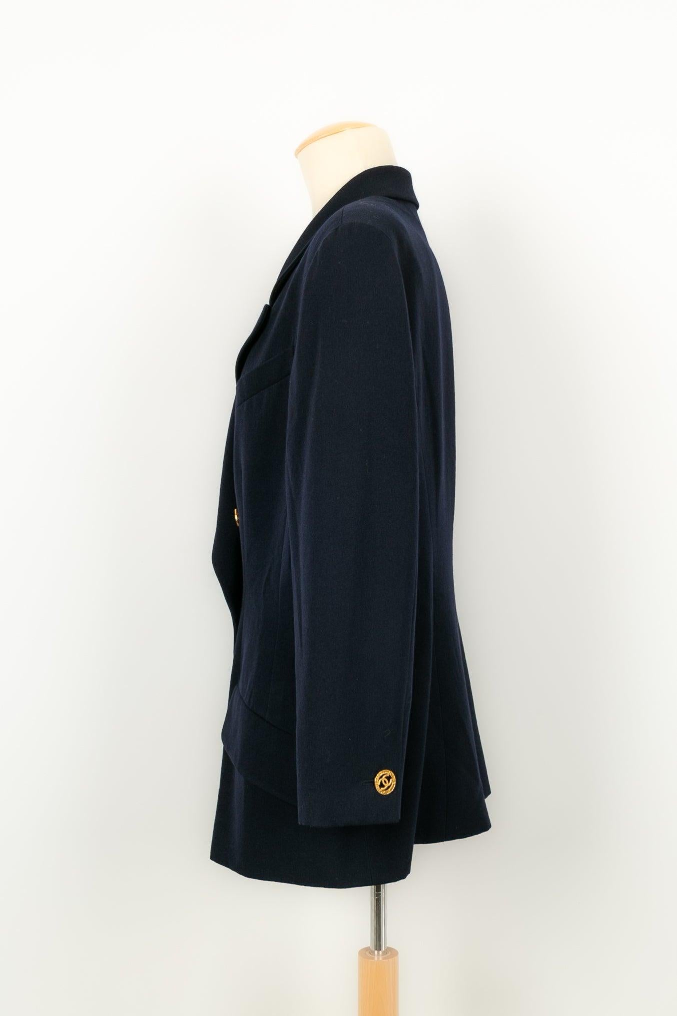 Chanel - Navy blue wool jacket with a silk lining. No size nor composition label, it fits a 44FR. Jacket from the 1990s.

Additional information:
Condition: Very good condition
Dimensions: Shoulder width: 44 cm - Sleeve length: 55 cm - Length: 70
