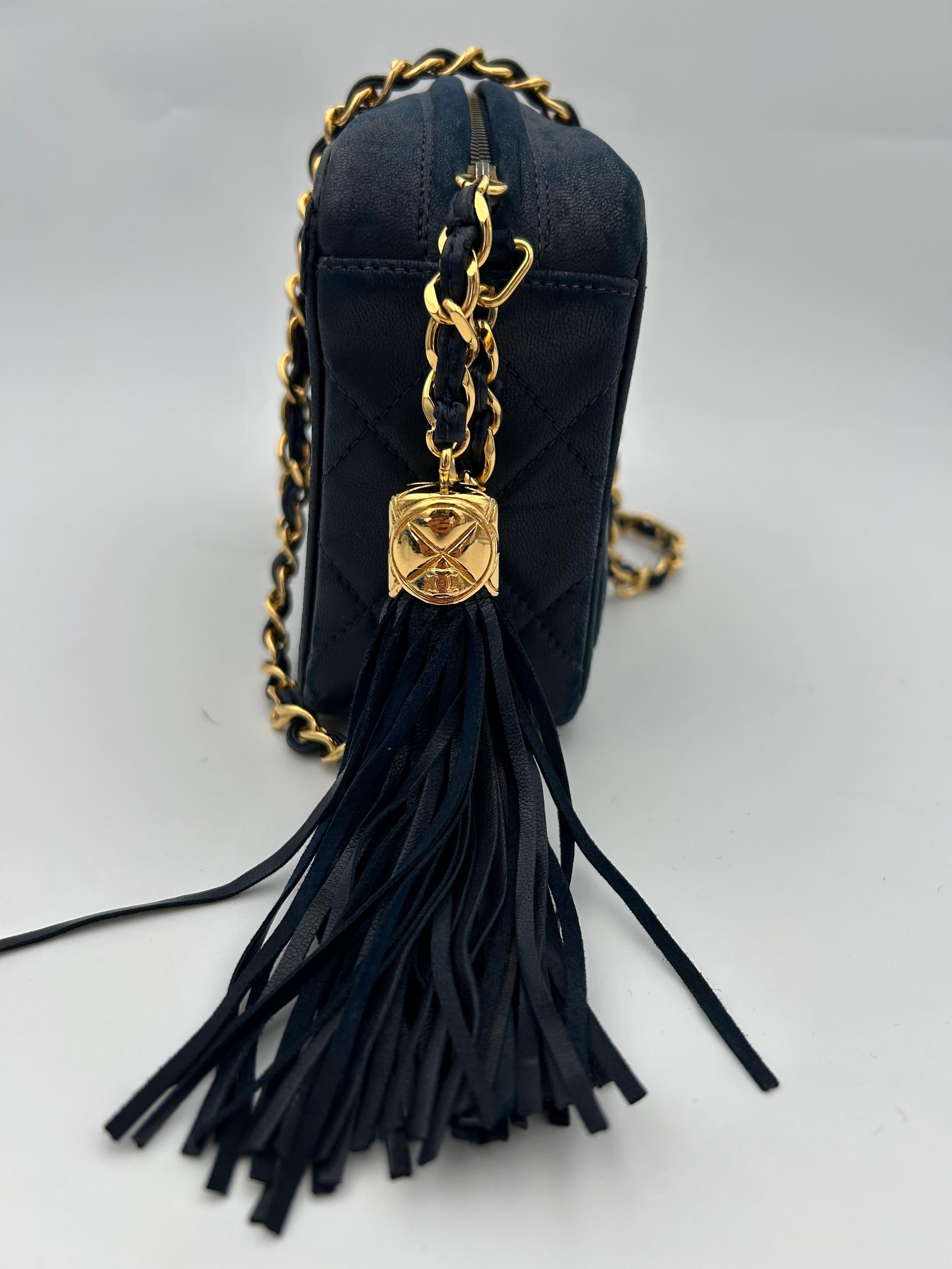 Chanel Navy Camera Front Pocket CC Tassel Bag 1990 In condizioni buone in vendita a Palm Beach, FL
