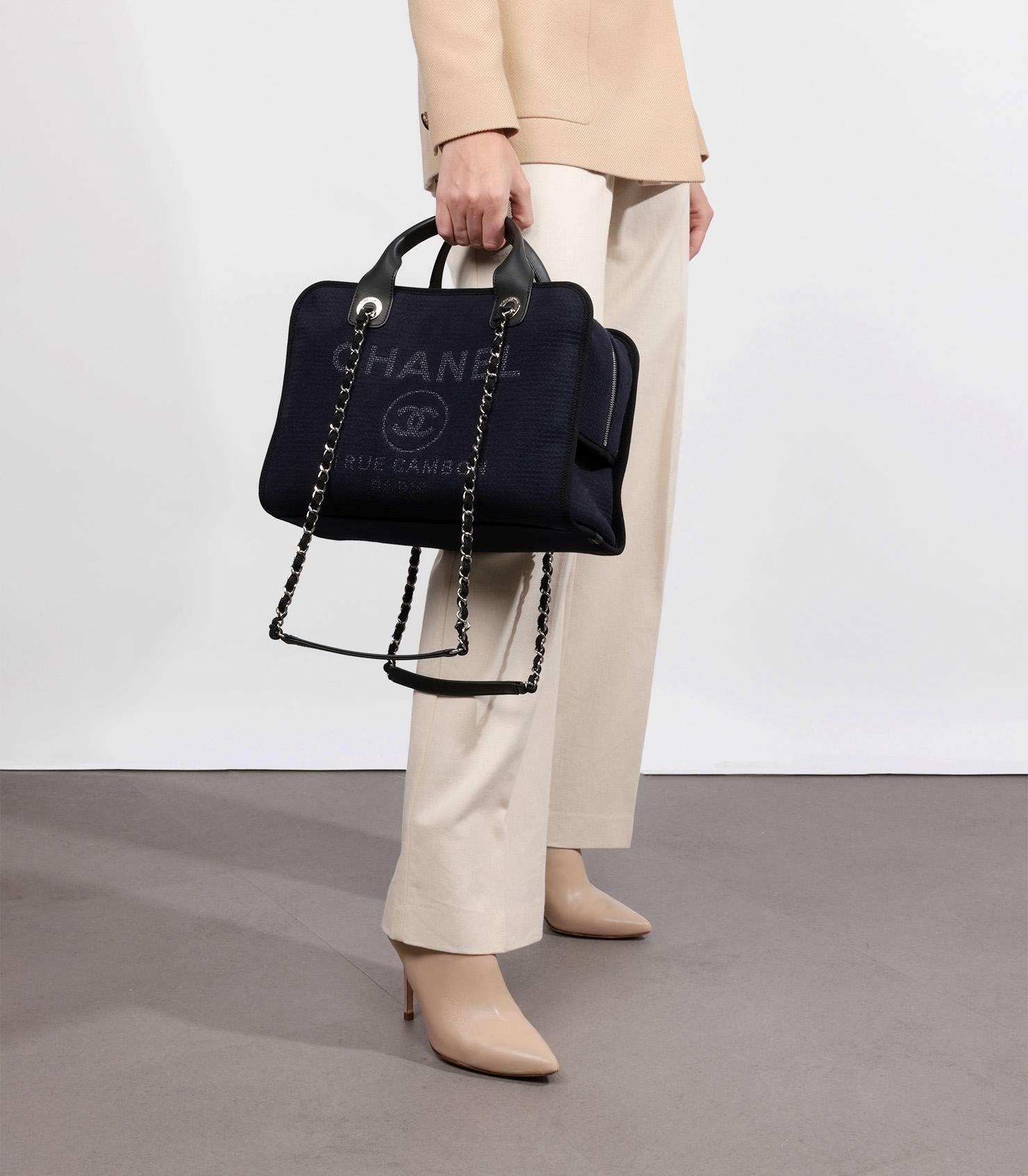 Chanel Borsa da bowling Deauville in tela marina e pelle di vitello nera

Dettagli del prodotto
Xupes Ref: HB5354
Marchio: Chanel
Model No: Borsa da bowling Deauville
Tipo: Tote, Spalla
Numero di serie: U57K90XG
Età: 2022
Accompagnato da: sacchetto