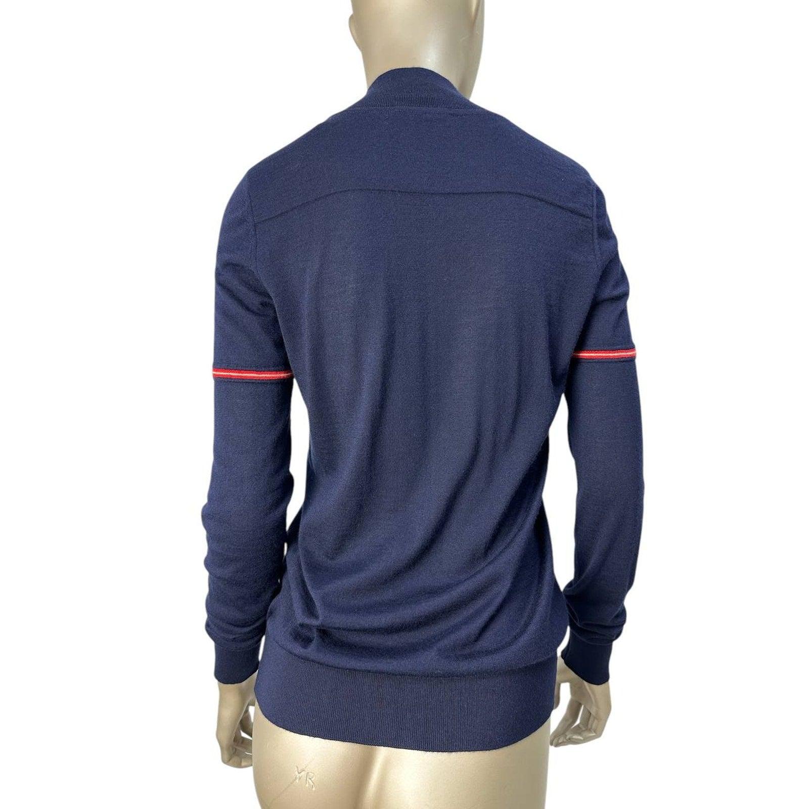Élevez votre garde-robe avec ce luxueux pull en cachemire et soie marine de Chanel. Doté de la broderie du logo CC emblématique, ce pull est un essentiel raffiné pour l'élégance de tous les jours.

Sa silhouette élégante et ses détails subtils le