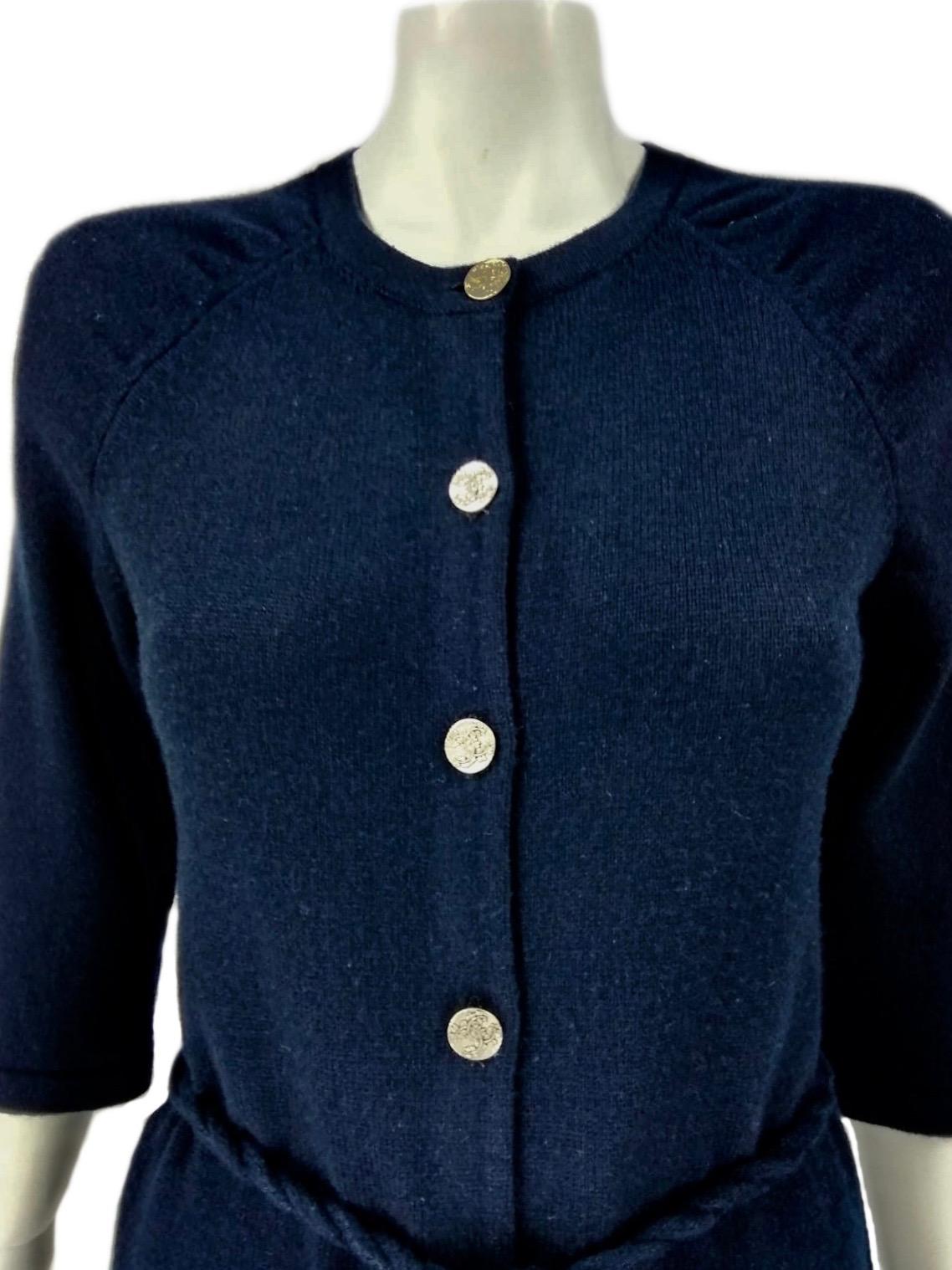 Chanel Cruise 2018 Ancient Greece
Blue navy cashmere dress/cardigan, open on the front, logo buttons and belt, sleeve 3/4 
100% cashmere knitwear
Size FR 36
Made in United Kingdom
Excellent condition as new
