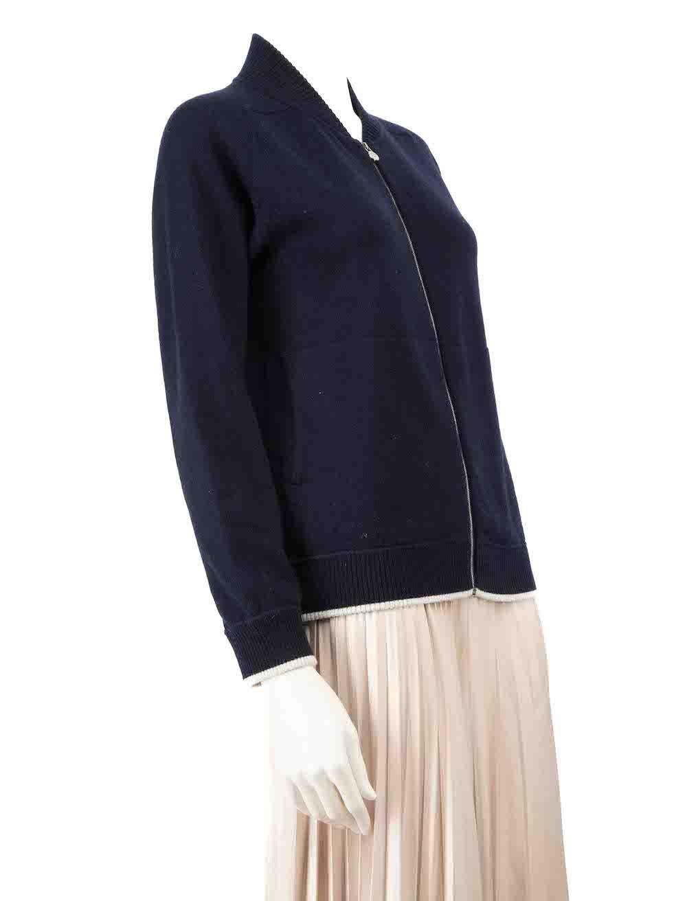L'ÉTAT est très bon. Le cardigan n'a subi qu'une usure minime. Cet article de revente d'occasion de la marque Chanel est généralement bouloché.
 
 
 
 Détails
 
 
 Marine
 
 Cachemire
 
 Cardigan
 
 Manches longues
 
 Extensible
 
 Fermeture à