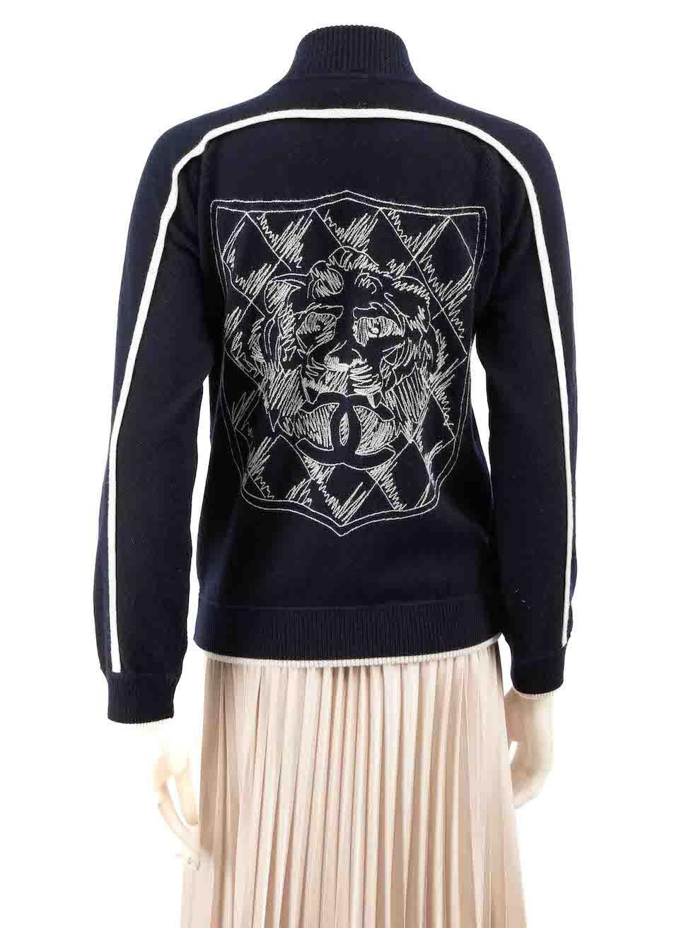 Chanel - Cardigan brodé de lion CC en cachemire bleu marine, taille L Excellent état à London, GB