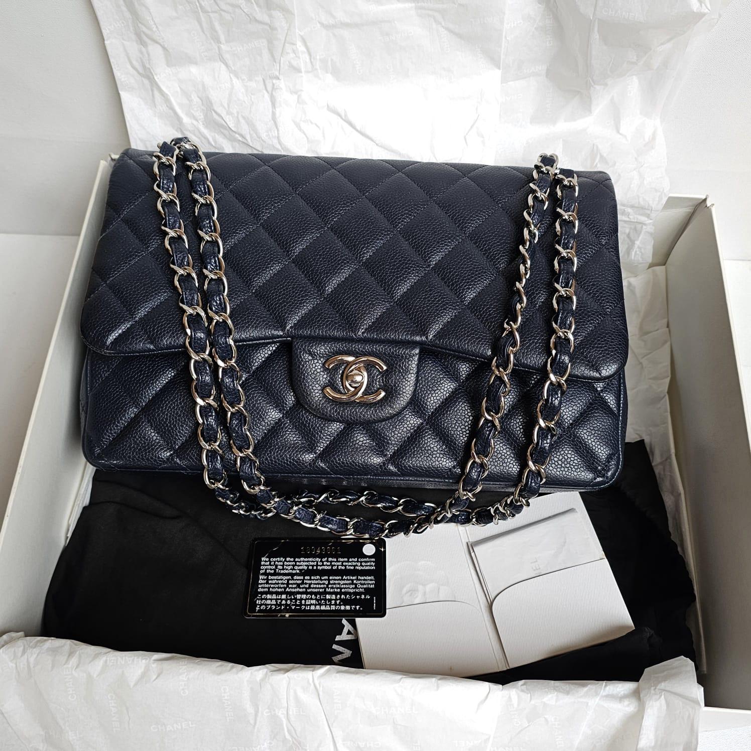 Chanel sac à double rabat Jumbo matelassé en cuir caviar bleu marine en vente 7