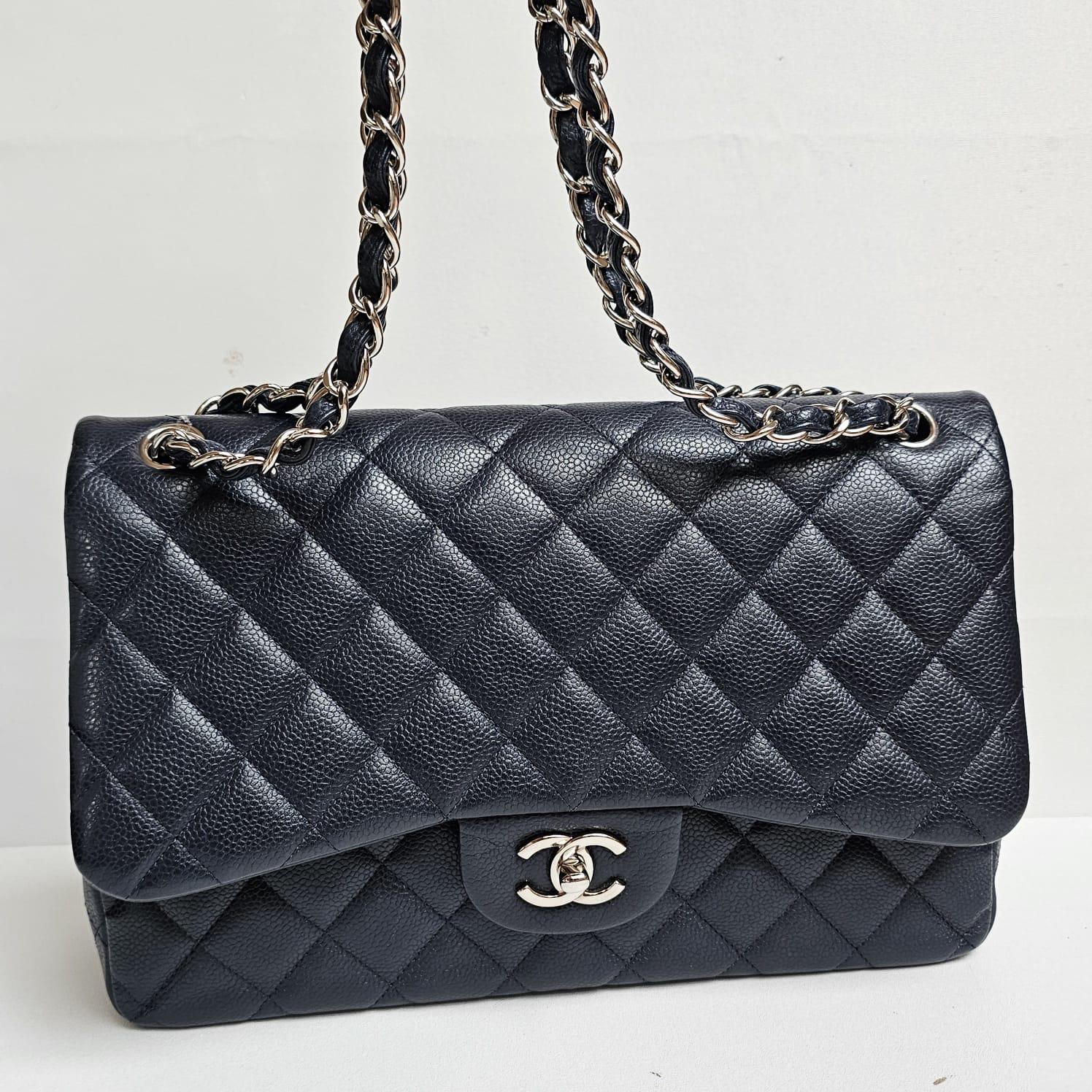 Chanel sac à double rabat Jumbo matelassé en cuir caviar bleu marine en vente 8